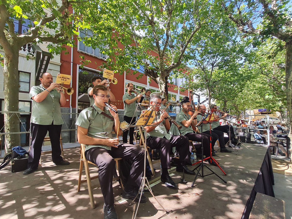 Olotuit's tweet image. 📣 En aquests moments, ballada de sardanes amb la cobla @PrincipalOlot al #Firal. L'Agrupació @SardanistesOlot  organitza aquesta activitat en el tercer dia de @FestesdelTura 

#Olot #FdT22