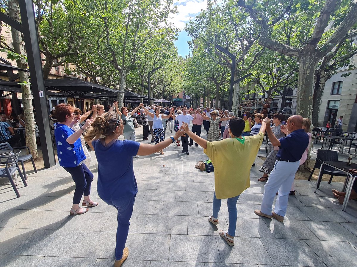 Olotuit's tweet image. 📣 En aquests moments, ballada de sardanes amb la cobla @PrincipalOlot al #Firal. L'Agrupació @SardanistesOlot  organitza aquesta activitat en el tercer dia de @FestesdelTura 

#Olot #FdT22