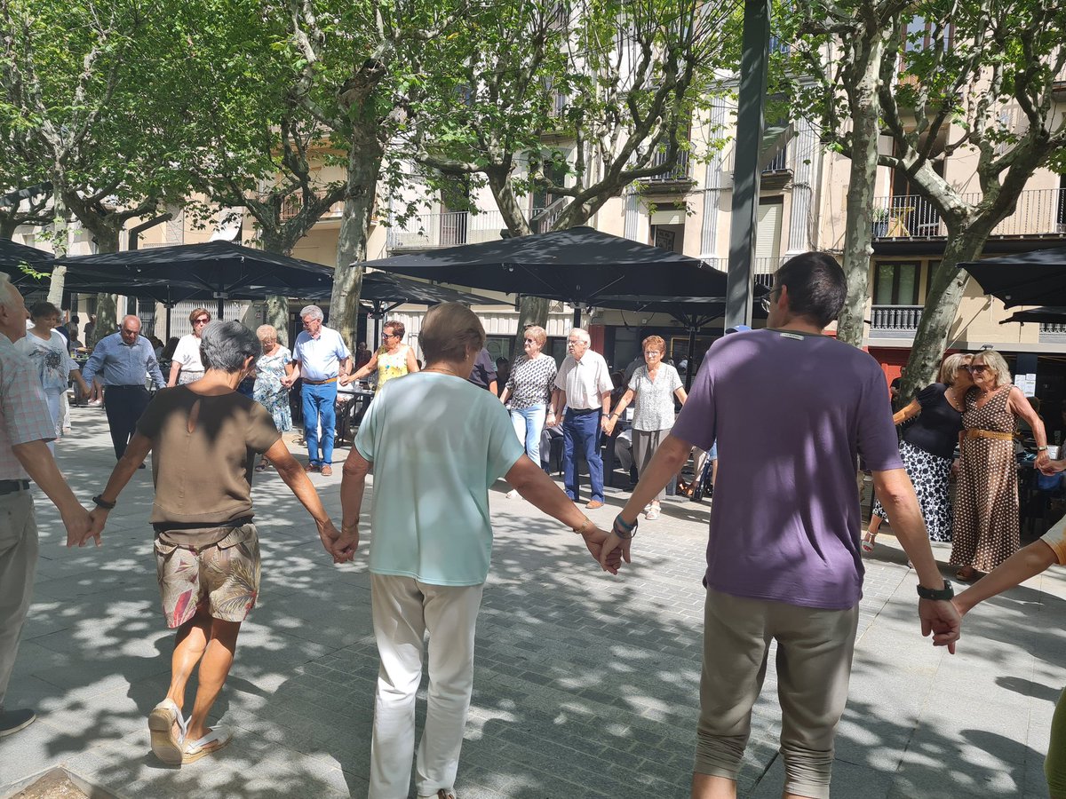 Olotuit's tweet image. 📣 En aquests moments, ballada de sardanes amb la cobla @PrincipalOlot al #Firal. L'Agrupació @SardanistesOlot  organitza aquesta activitat en el tercer dia de @FestesdelTura 

#Olot #FdT22