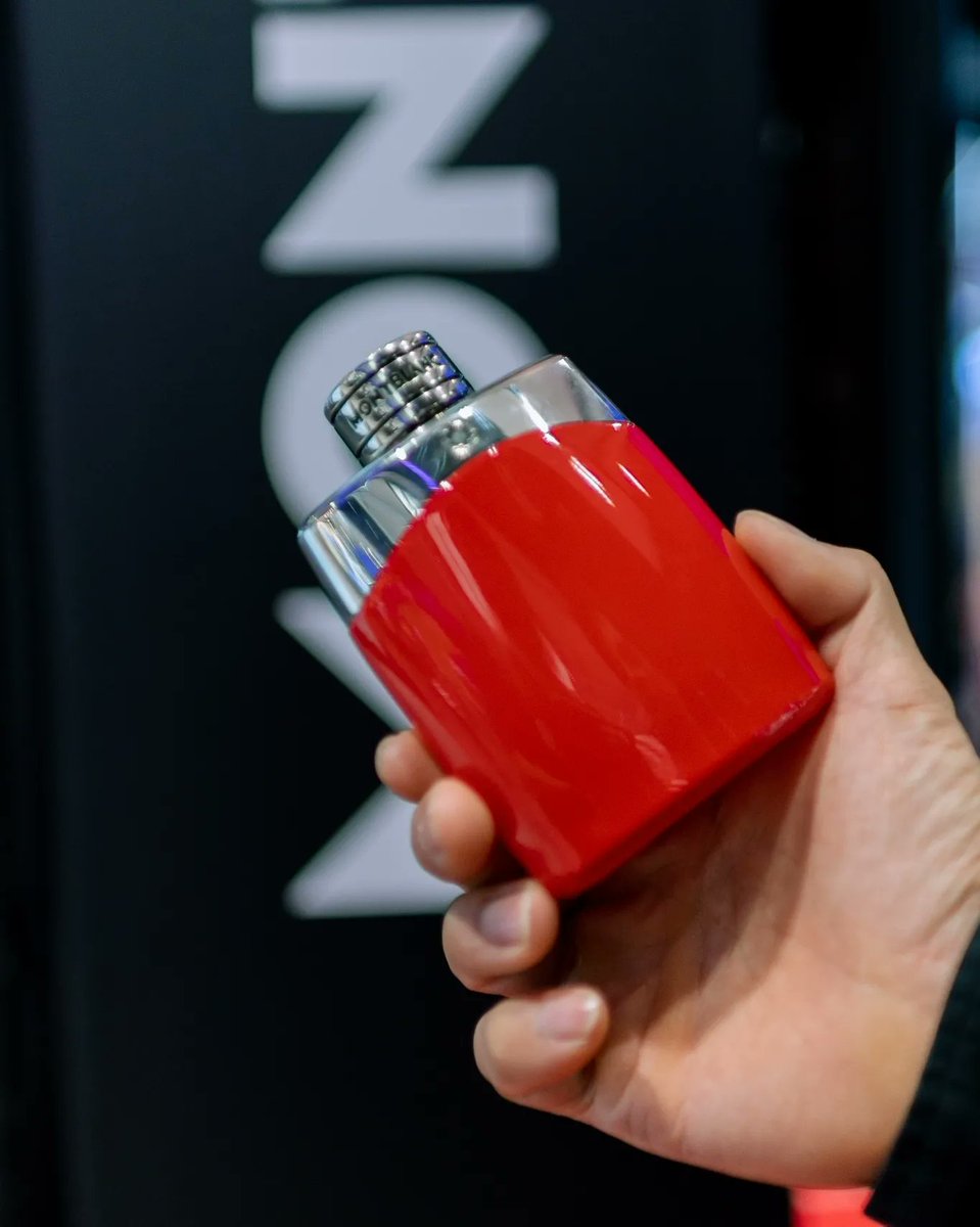 ChavinVin's tweet photo. กลิ่นหล่อมากกก! Montblanc Legend Red EDP สีแดงสะดุดตา กับกลิ่นหอมของความสดชื่น ชุ่มฉ่ำจาก Blood Orange แฝงไปด้วยกลิ่นแนว Aromatic อย่าง Clary Sage และ Mahogany Wood อบอุ่นและนุ่มนวลอย่างมีเอกลักษณ์ไม่เหมือนใคร
#MontblancLegendRed #MakeItBold
@Montblanc https://t.co/2b2ipaQkvY