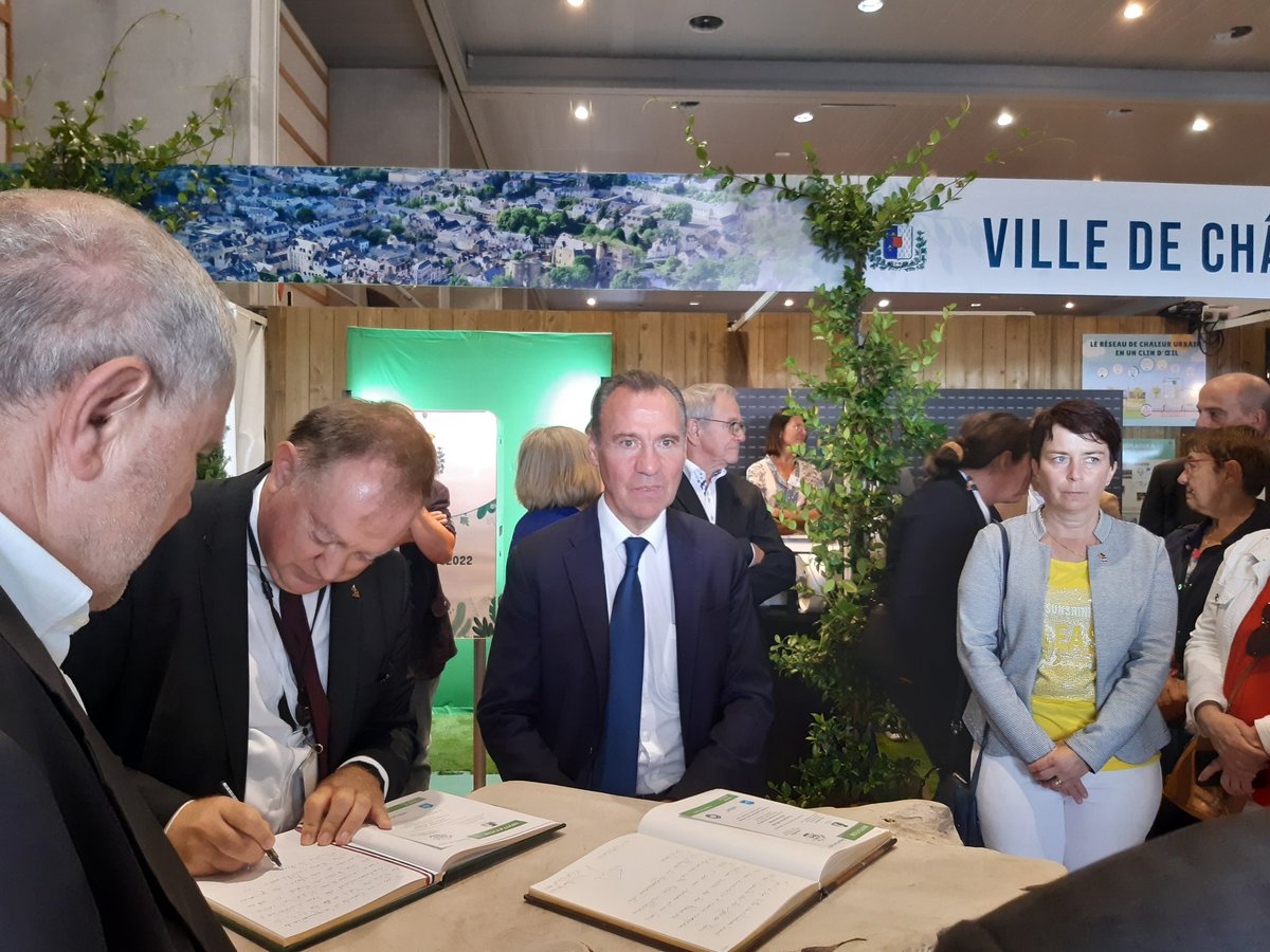 davidlecourtca's tweet photo. #FOIRE @VChateaubriant @ChbtDerval un évt  économique et festif qui rassemble une diversité d'acteurs qui font la promotion des initiatives du territoire : #quaidesentrepreneurs #ecoledeproduction #CMA #CCI #campusconnectes .

AlainHunault @Yann_Trichard @JoelFourny @Prefet44 https://t.co/MUoWBNOR96
