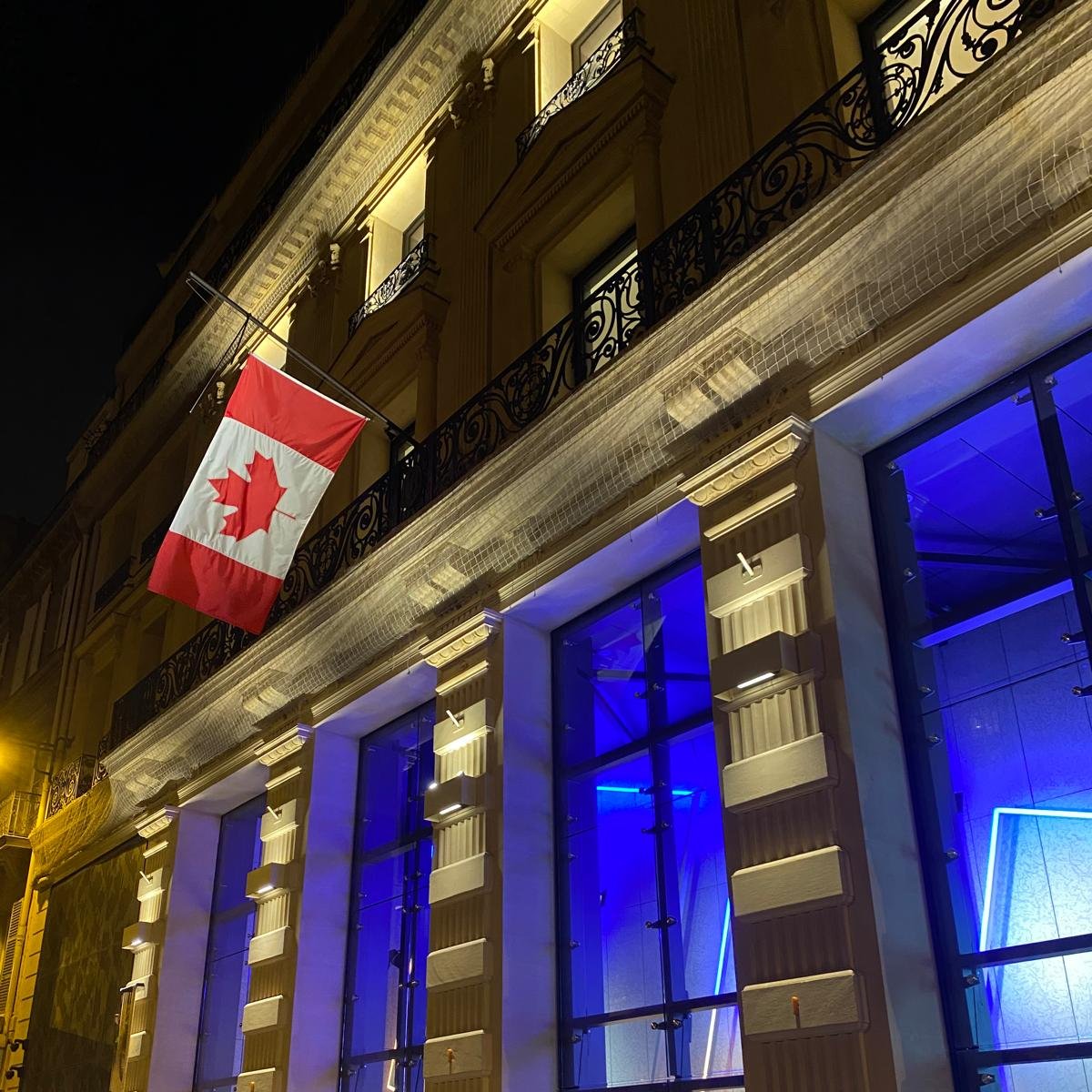 La période de deuil officiel de Sa Majesté, la reine Elizabeth II, a commencé. Le drapeau de l’Ambassade du Canada en France et à Monaco a été mis en berne alors que les Canadiens du monde entier pleurent le décès de Sa Majesté, la reine du Canada.
