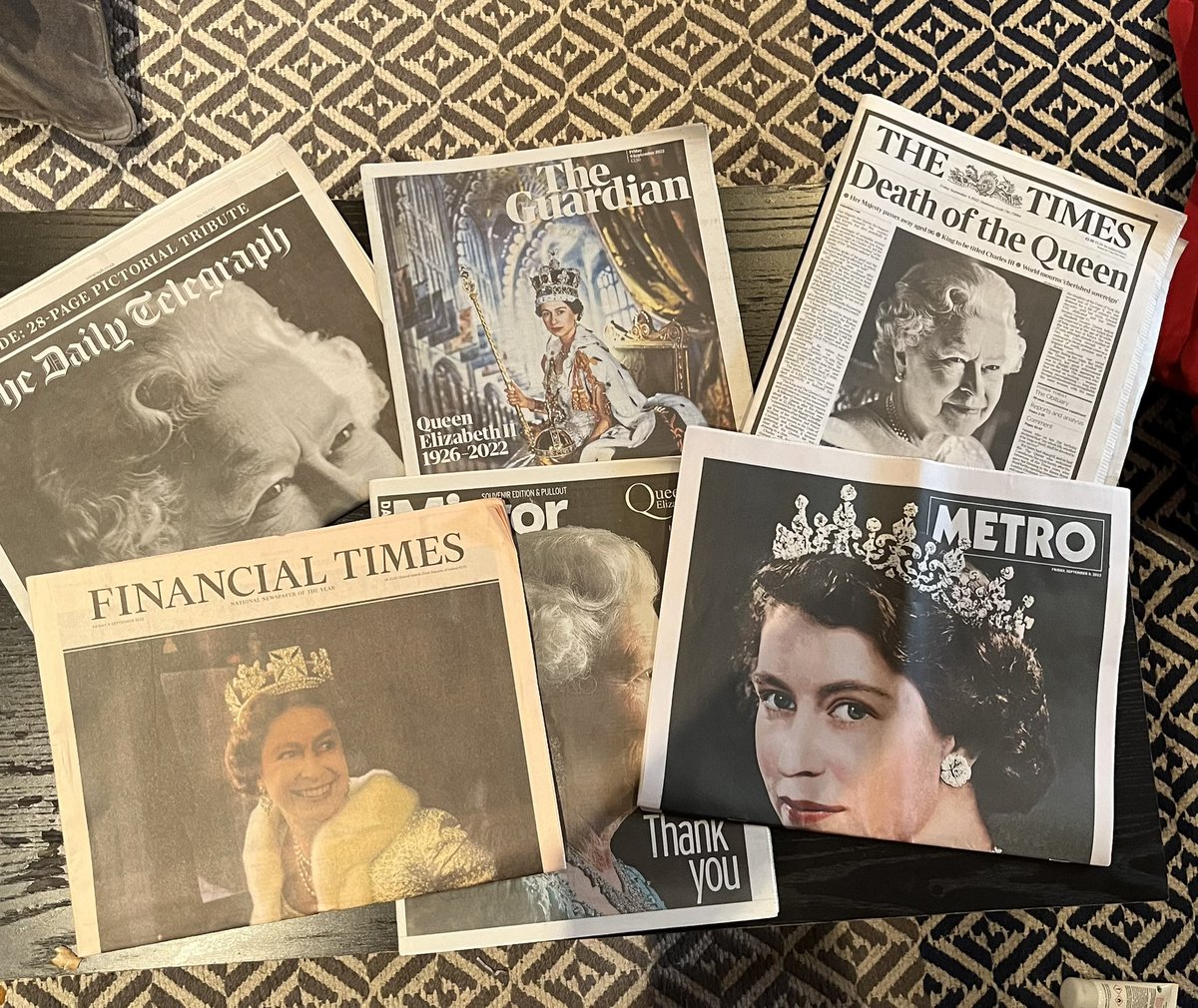 sasaraca's tweet photo. Las tapas/portadas de los principales diarios en Reino Unido sobre la muerte de la Reina. Pero lo más interesante es lo que tienen dentro: muy creativos a la hora de narrar la vida de Isabel II https://t.co/ihfMPHqFym