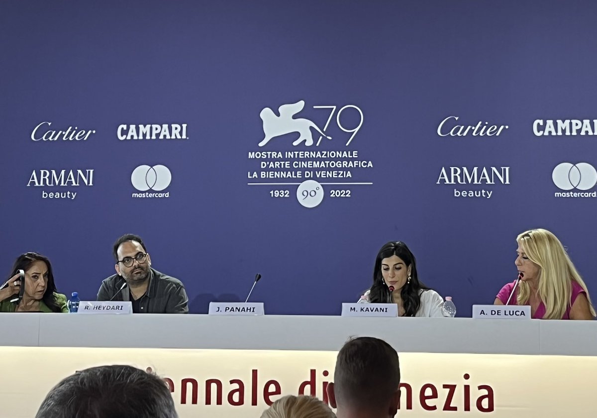 Sulivi's tweet image. La sedia vuota di Panahi #venezia79 #nobears
