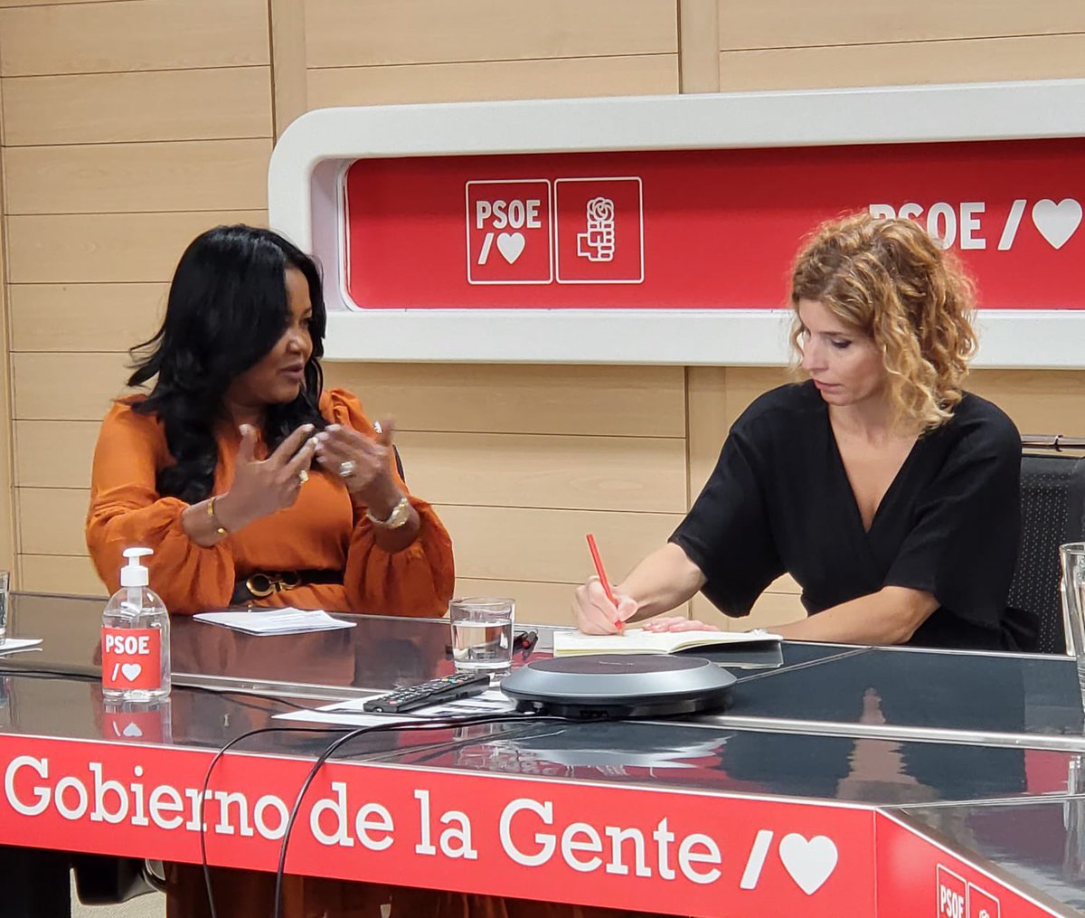 scarletbenzan's tweet photo. Compartiendo impresiones político partidarias con JANA JALLOUL, diputada de la asamblea de Madrid y secretaria de política internacional y cooperación al desarrollo del PSOE. @PRM_Oficial https://t.co/rqjmJgrme6