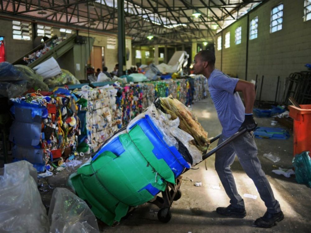 Association_AVD's tweet photo. La question des déchets en Afrique demeure épineuse et interprétée de manière incongrue. Les perspectives malgré les initiatives restent peu nombreuses. Et pourtant penser durable devient urgent !
#developpement_durable https://t.co/Fw8EvUg27d