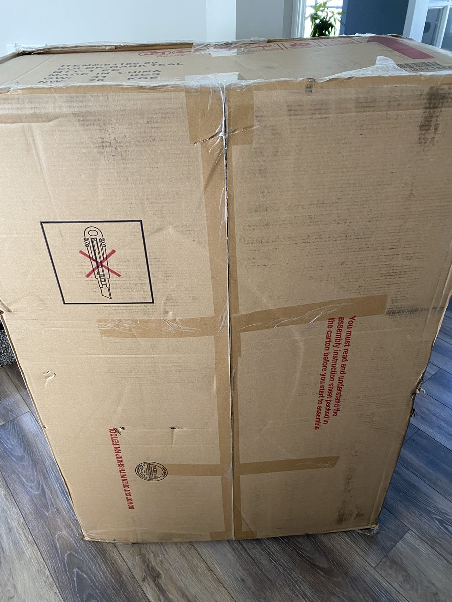 allimowrey's tweet photo. @niraj_shah @Wayfair Ordered an office chair and received this. Tried to reach out to customer service and they said I have to handle this with the manufacturer directly, and they will get back to me in 3 days. Really? https://t.co/itU851MGWy
