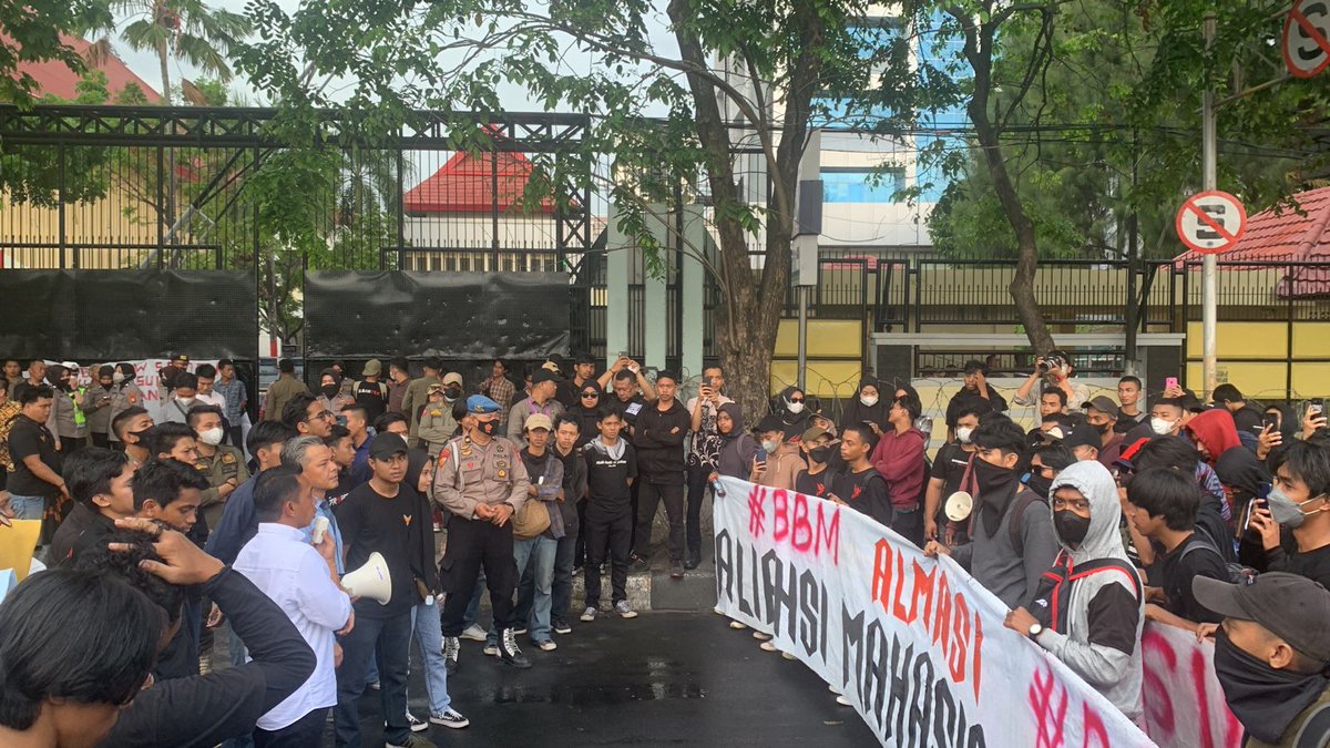 CharisSigit's tweet photo. #TolakKenaikanBBM #TolakKenaikanBBM #TolakTerusKenaikanBBM https://t.co/dHH0T7qmx2