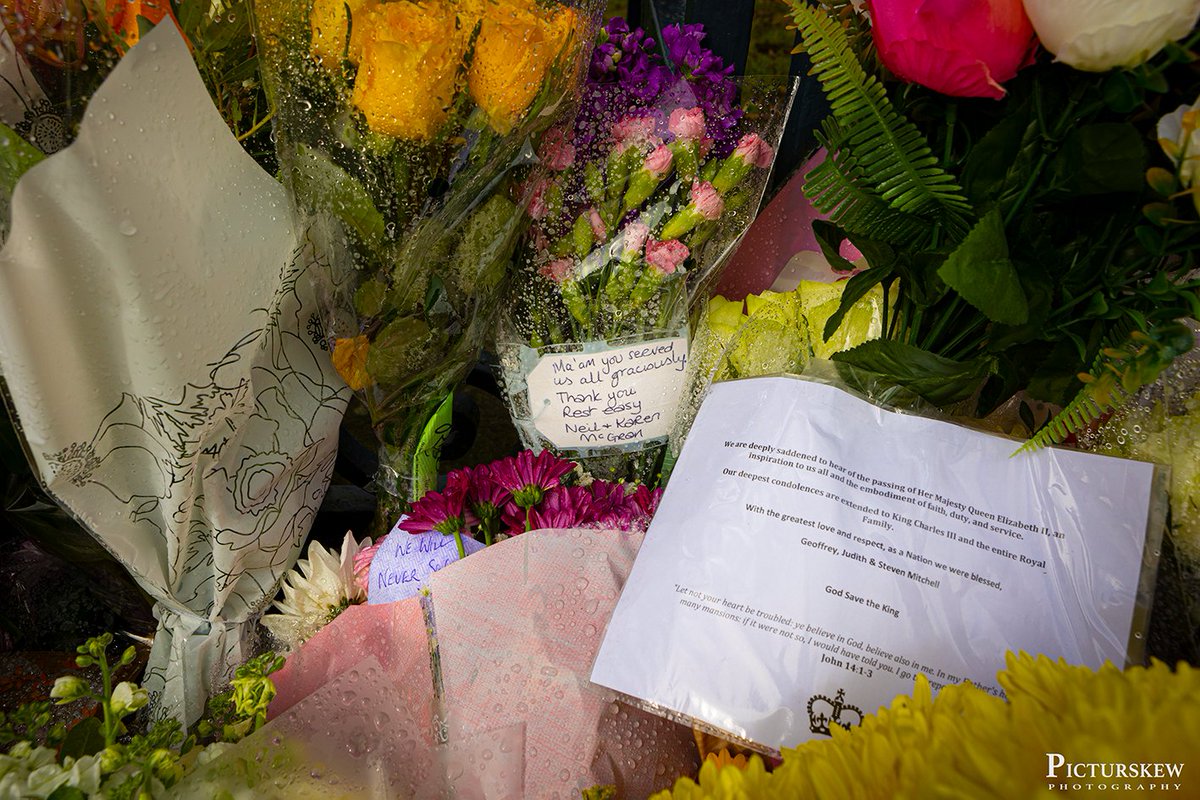 Some more of the floral tributes at #HillsboroughCastle #NorthernIreland for #QueenElizabethII @LoveBallymena @bbcnewsline @BBCNewsNI @BBCNews @SkyNews @skydavidblevins @LoveBallymena @BelfastLive @BelTel @UTVNews @BBCWorld @dailymirrorni @TheSun_NI