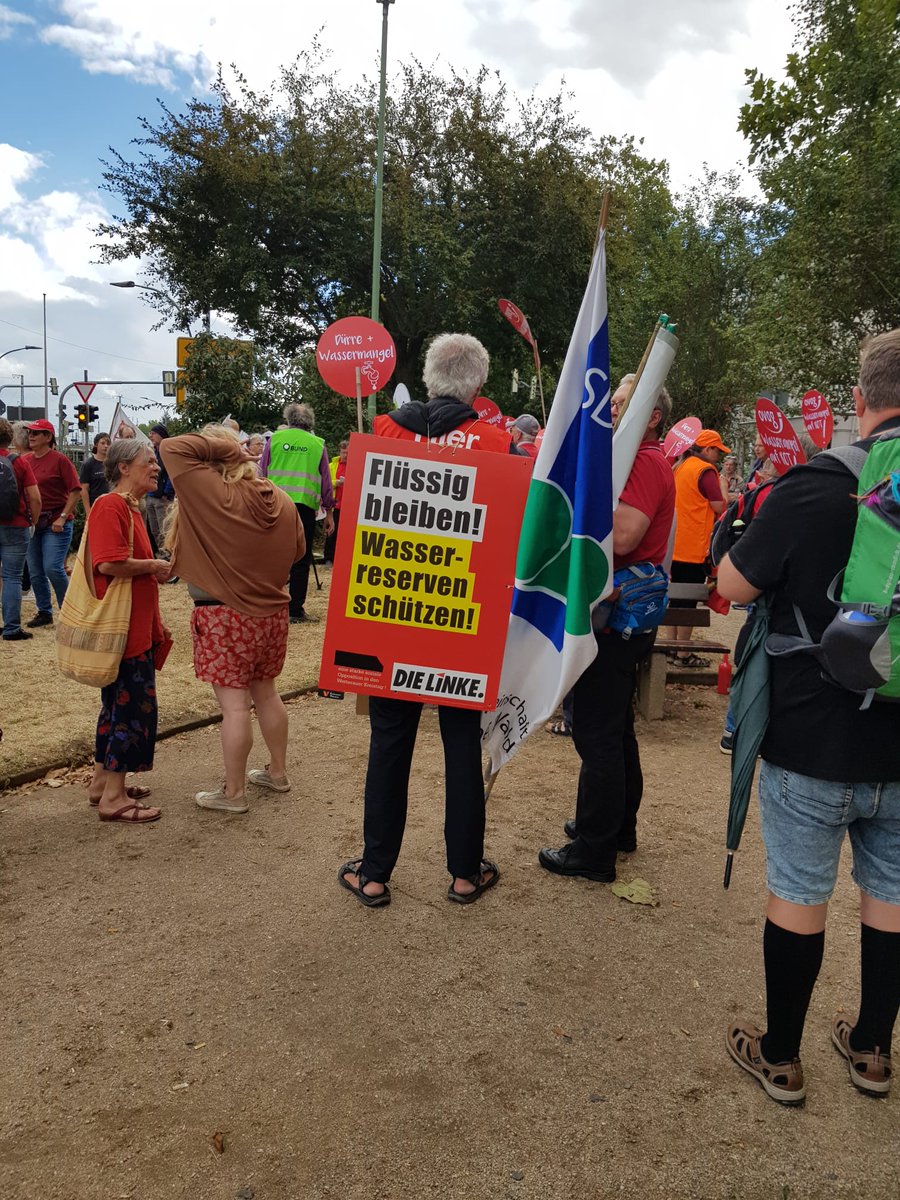 MauliBewohner's tweet photo. Die heutige Demo in Friedberg vor der Ovag.
Die Wasserampel soll auf Rot war die vorderung der verschiedenen Verbände.
Die Ovag hat ihre geplante Sitzung wegen der Demo spontan nach Wölfershain verlegt. @TorstenFelsteha #wasserampel #ovag https://t.co/TvCGlViWjK
