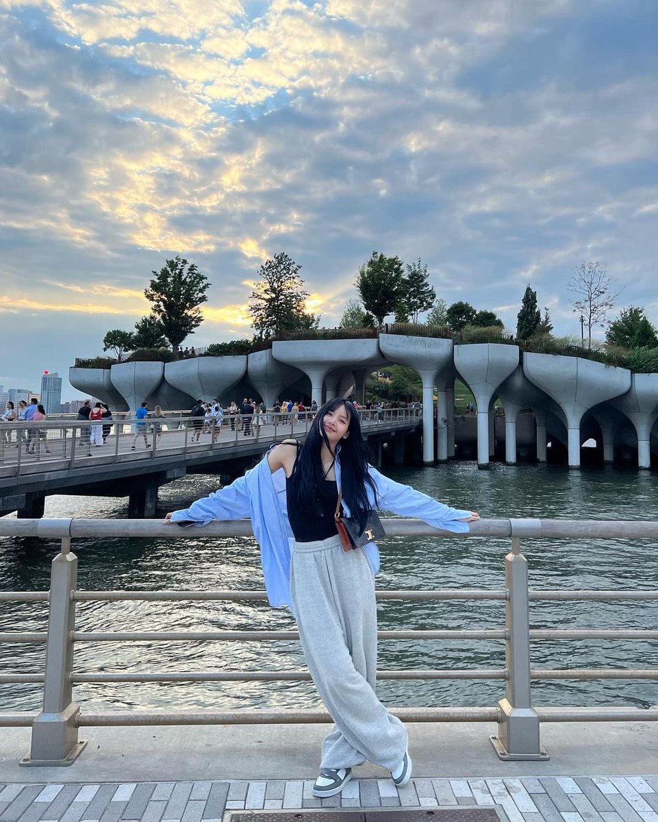 fireburninggg's tweet photo. Looking at you and my heart loves the view 💙💛 https://t.co/ZzKgdXAv08