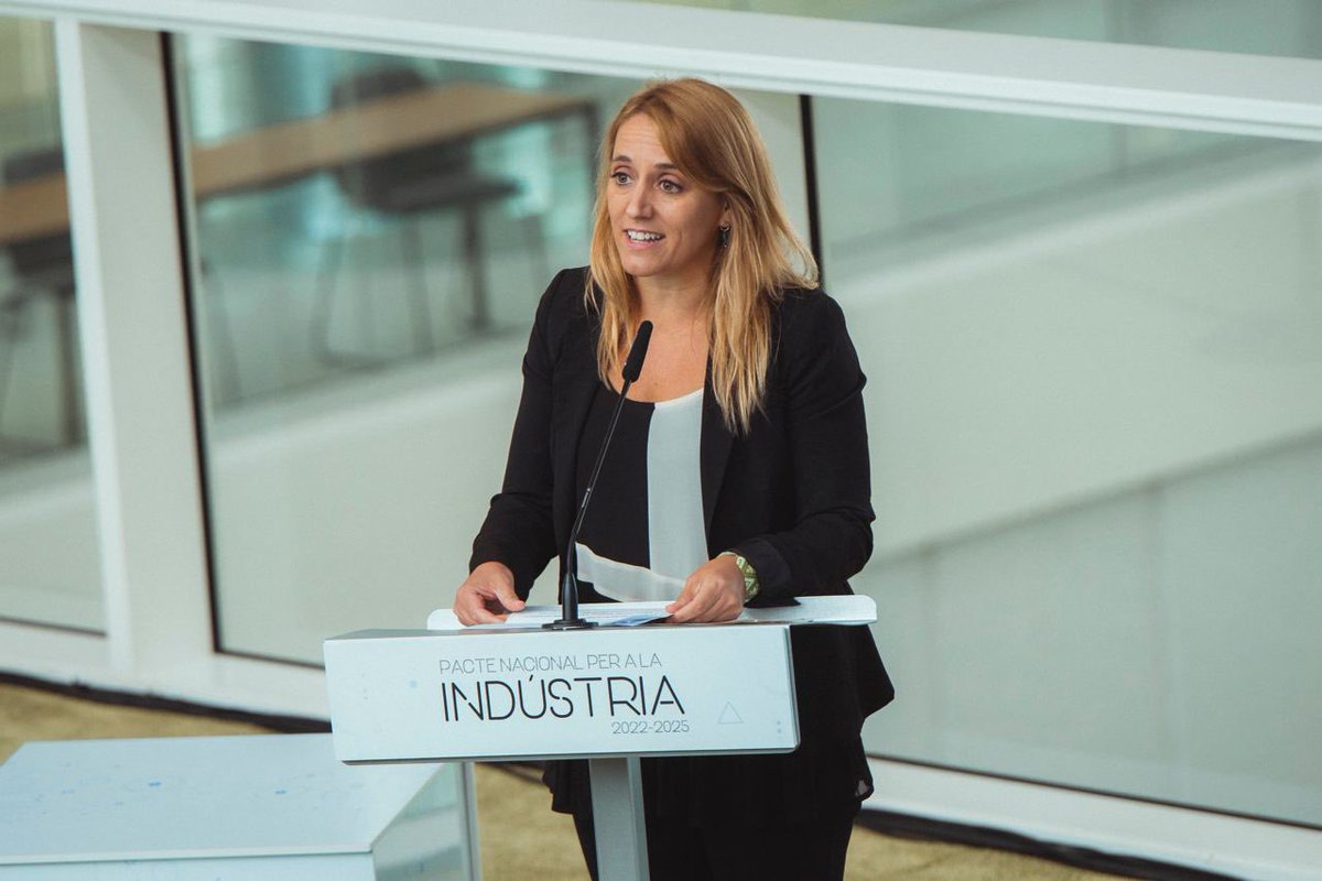 perearagones's tweet photo. Catalunya serà industrial o no serà, perquè la indústria sempre ha estat i serà el motor econòmic i social del país.

El #PacteNacional, signat per tots els agents socials, ens impulsa a continuar treballant per la prosperitat compartida de la Catalunya sencera. https://t.co/O41KaQpJcP