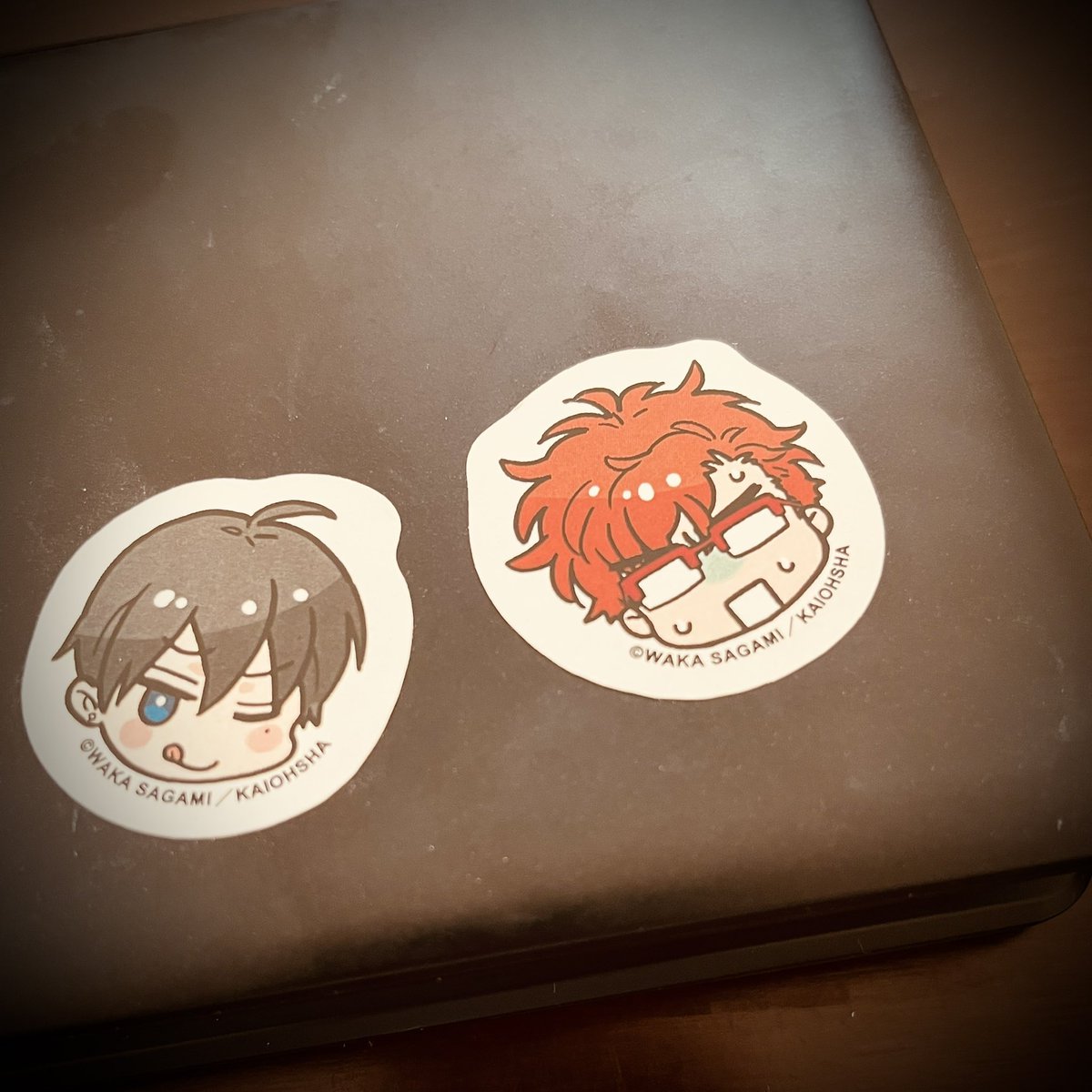 ほくろ展のグッズ見本頂きました〜💖アンソロジーすっごく楽しかったです!!😆ほくろキャラ好きの方には是非ゲットして頂きたいです👍✨
フレークシールを何かに貼りたくて、いつもプロットやネームで使ってるポメラに貼りました💖ひきつる和智はかわいい😆 