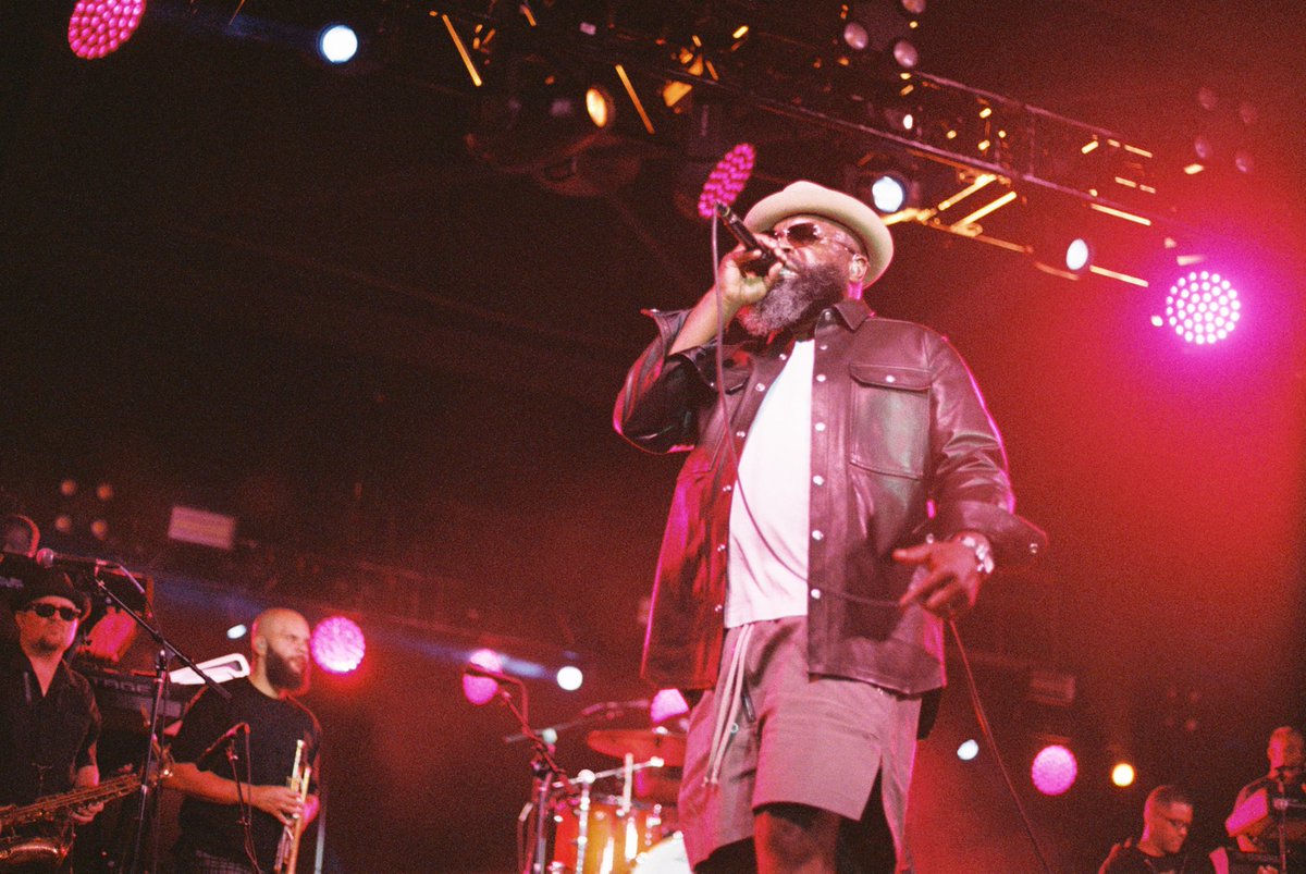 ShotByDDT's tweet photo. I love to capture live performances. The Roots always satisfy! #ShotByDDT #ShotOnFilm #BlackThought #TheRoots #LegendaryRootsCrew #LiveInConcert #35mmFilm https://t.co/SsisPHGV5h