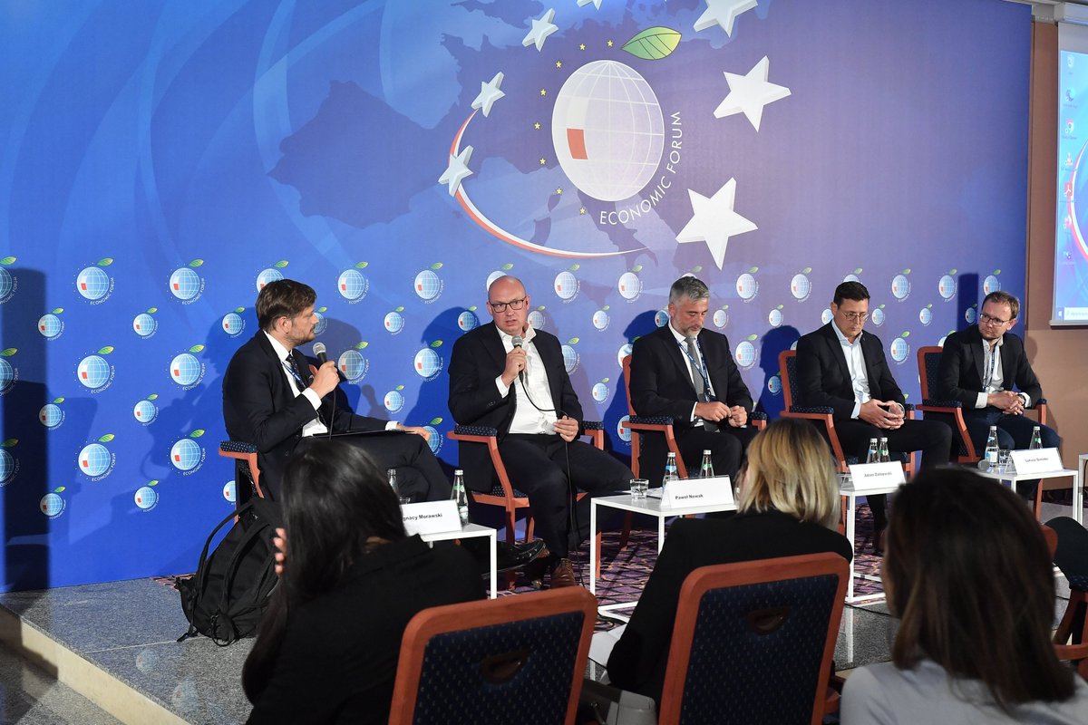 W sierpniu pobiliśmy historyczny rekord 715 tys. ton ładunków🏆Plan do końca roku to 6 mln ton towarów‼️
Realizując zadania importowe węgla układamy tak logistykę,by nie tracić potencjału w innych grupach ładunkowych-mówił na <a href="/EconomicForumEN/">Economic Forum</a>  Paweł Nowak,prezes <a href="/PGEksploatacja/">Port Gdański Eksploatacja S.A.</a>