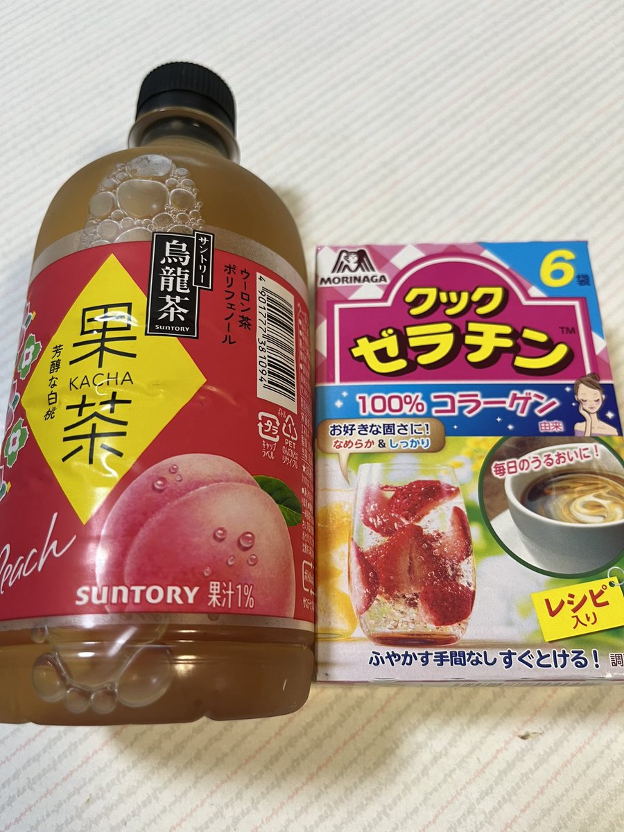 番外編 桃と果茶のゼリー添え もうラスト桃になるかなぁ〜🤔 こないだ仕事中にたまたま飲んだコンビ「果茶」が美味しく、烏龍茶なのに桃のフルティーさと甘さをヒントにペットボトルゼリーを今回昼に仕込みました🤗 あまり烏龍茶の渋みもなくゼリーでも美味しかった😉