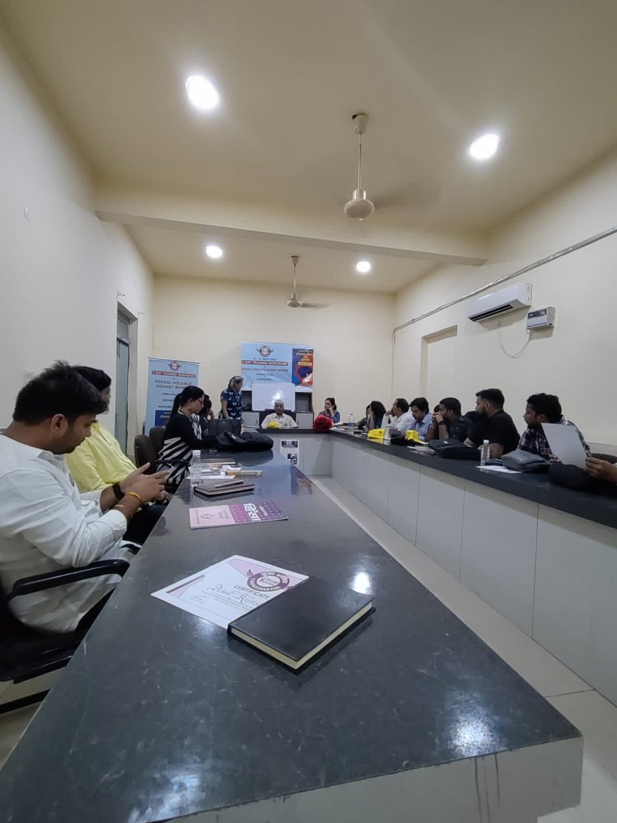 sudrazi's tweet photo. दिल्ली में दो दिवसीय #PARI कार्यशाला में भाग लेने के पश्चात परी फाउंडेशन योगिता जी से और परी बिहार यूपी मध्य प्रदेश गुड़गांव हरियाणा के साथियों से मिलने का और उनकी विचारधारा जाने का मौका मिला
@pariforindia @yogitabhayana
#Pariforindia @sudrazi https://t.co/LyIjQrr2Xy