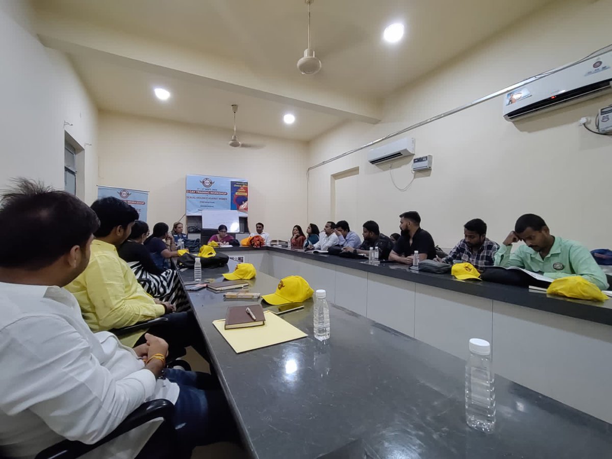 sudrazi's tweet photo. दिल्ली में दो दिवसीय #PARI कार्यशाला में भाग लेने के पश्चात परी फाउंडेशन योगिता जी से और परी बिहार यूपी मध्य प्रदेश गुड़गांव हरियाणा के साथियों से मिलने का और उनकी विचारधारा जाने का मौका मिला
@pariforindia @yogitabhayana
#Pariforindia @sudrazi https://t.co/LyIjQrr2Xy