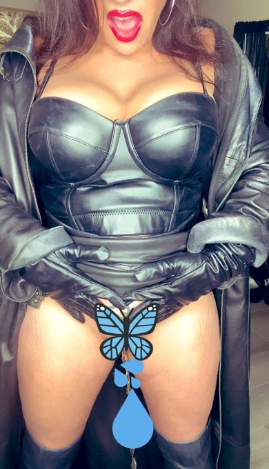Clip : Before My leather fetish session starts &hellip;&hellip;.. some R&rsquo;eal champagne for My fans https://t.co/06o694u7Yj<a href="/tag/barbadosbaby"class="tags"><span>#barbadosbaby</span></a>