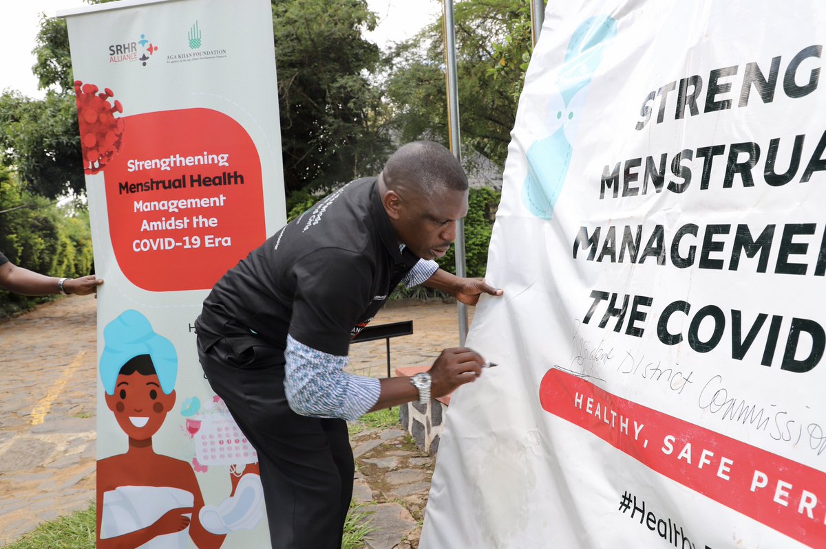 SRHRAllianceUg's tweet photo. Signed and launched!🎉
We are glad to have bagged this milestone and are excited, together with partners, to have a launched a journey of working towards Strengthening Menstrual health management in Arua.
#HealthyPeriods4Her
#AKFCOVIDProject https://t.co/TRc4KuaPpr
