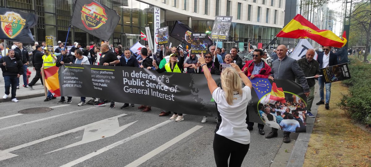 TaxiFedeVLC's tweet photo. 💥 Nuestro presidente, Fernando Del Molino, ha estado en #Bruselas 🇪🇺 reivindicando la defensa del servicio público del #taxi y el interés general de los usuarios frente a las mafias #VTC y su acción de presión que solo trae precariedad laboral y perjuicios al #TaxiEnLucha 🚖💪 https://t.co/X0HZuARwOM