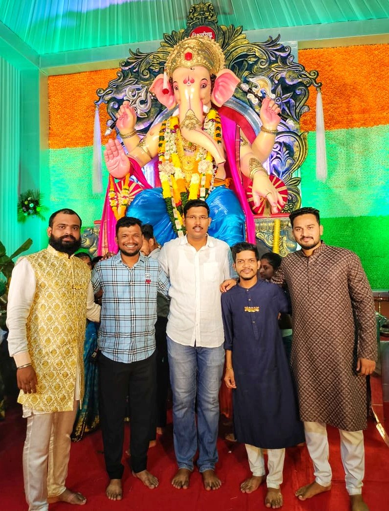 SushantKokate10's tweet photo. 'शिवडीच्या राजा'चे काल दर्शन घेतले.
 धन्यवाद राहुल गीते,धनंजय केसरकर तसेच सर्व कार्यकारी मंडळ ...🙏♥️
#Sewree #ShivdichaRaja https://t.co/7ohfgXFzdU