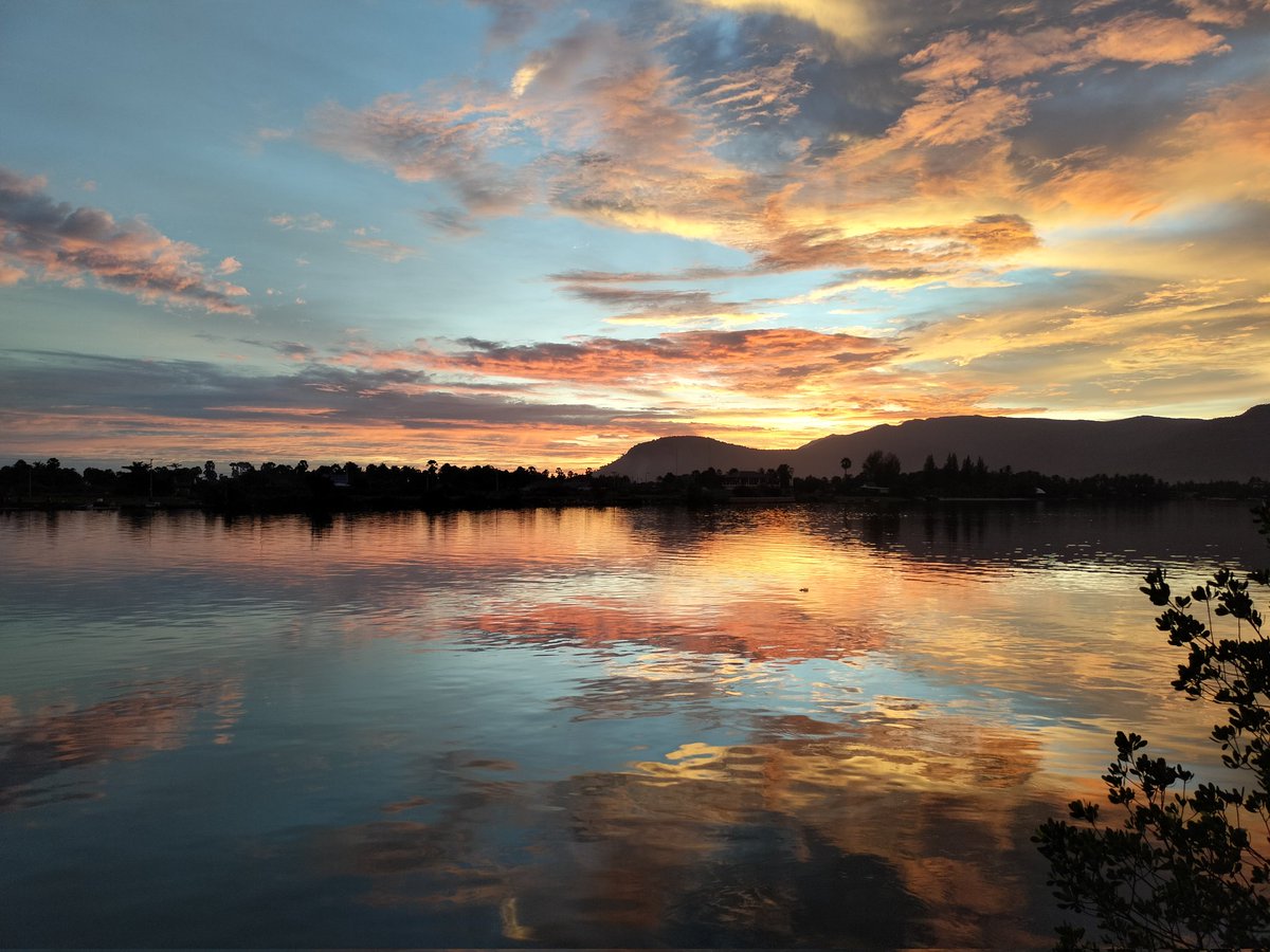lindsaysbee's tweet photo. A room with a stunning sunset view in #Kampot this evening. 🌅
#Cambodia https://t.co/vwVRH7JBVV