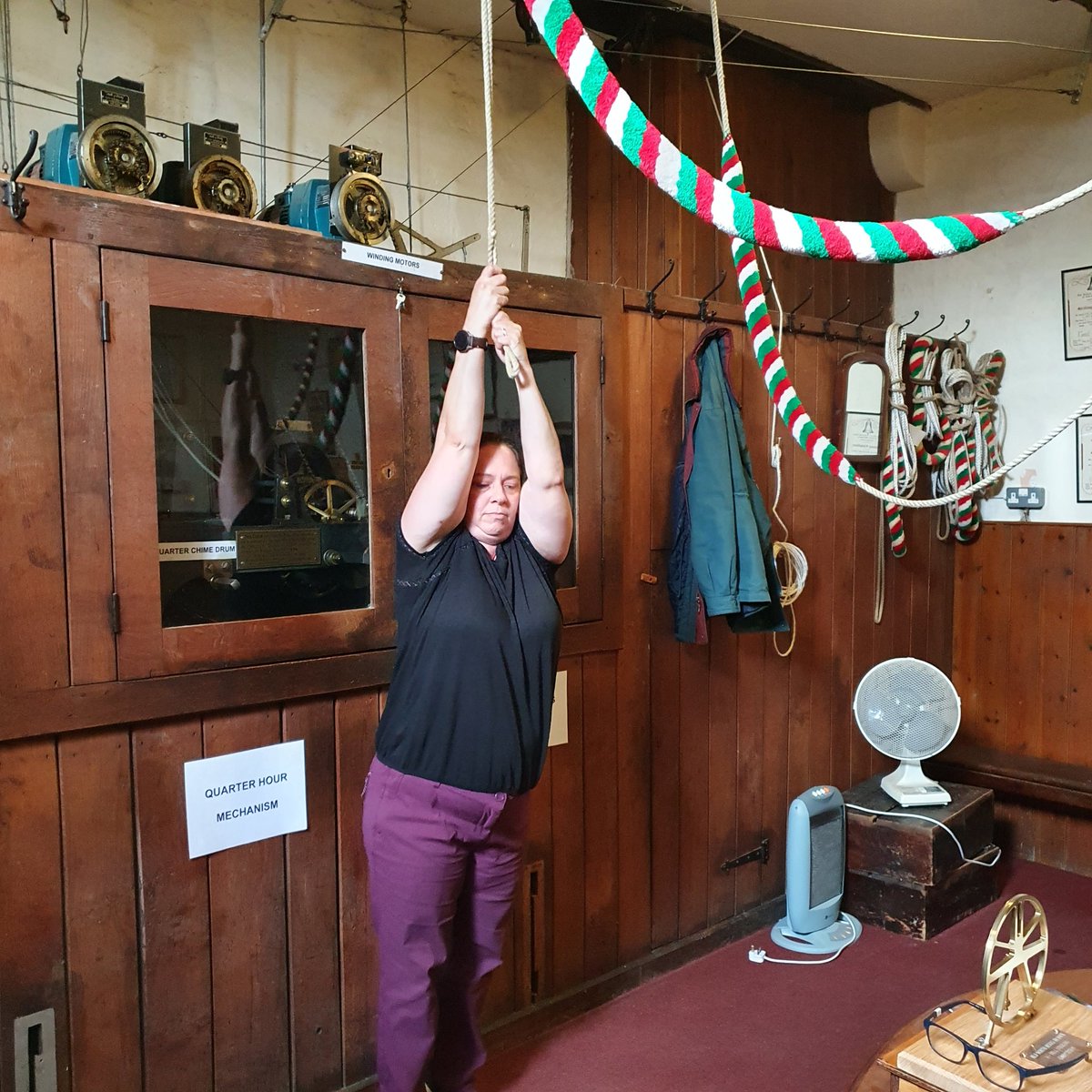 BennettBells525's tweet photo. Only 4 of our ringers available today so, with permission of our Vicar, Churchwardens and Mayor, we shared tolling 96 times half muffled at noon today, preceeding a requiem mass #RIPQueenElizabethII https://t.co/JHCHE3xlmL