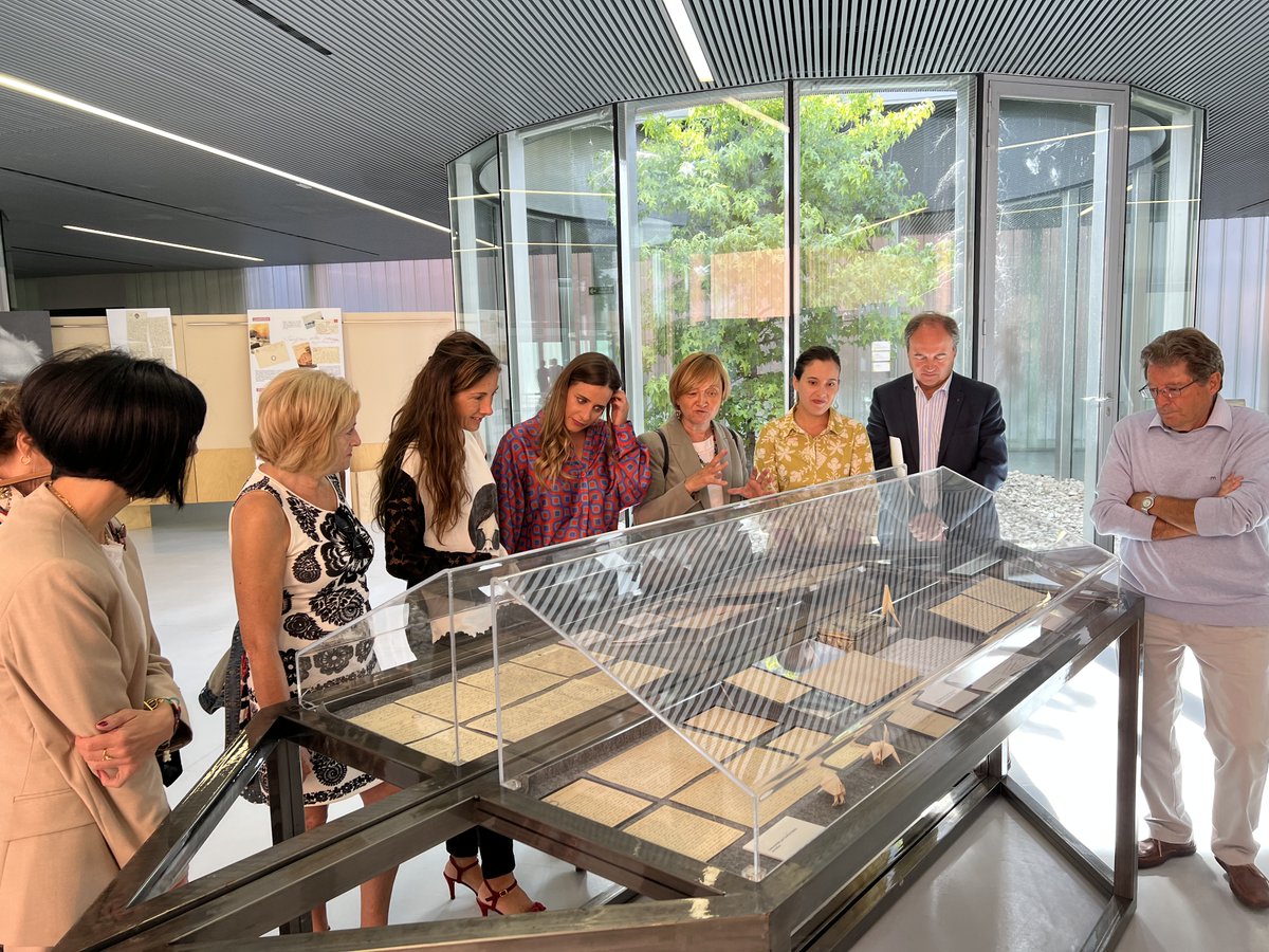 PalenciaAyto's tweet photo. Las autoridades municipales han acudido esta mañana a la inauguración de la exposición "Bajo Pluma de Mujer", una correspondencia que mujeres intelectuales mantuvieron con Miguel de Unamuno durante el primer tercio del s. XX

Hasta el 9 de octubre en @LecracPalencia. https://t.co/VUwYnx9ARN