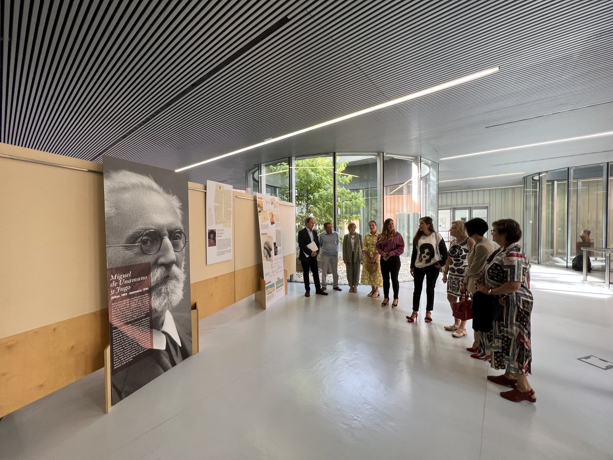 PalenciaAyto's tweet photo. Las autoridades municipales han acudido esta mañana a la inauguración de la exposición "Bajo Pluma de Mujer", una correspondencia que mujeres intelectuales mantuvieron con Miguel de Unamuno durante el primer tercio del s. XX

Hasta el 9 de octubre en @LecracPalencia. https://t.co/VUwYnx9ARN