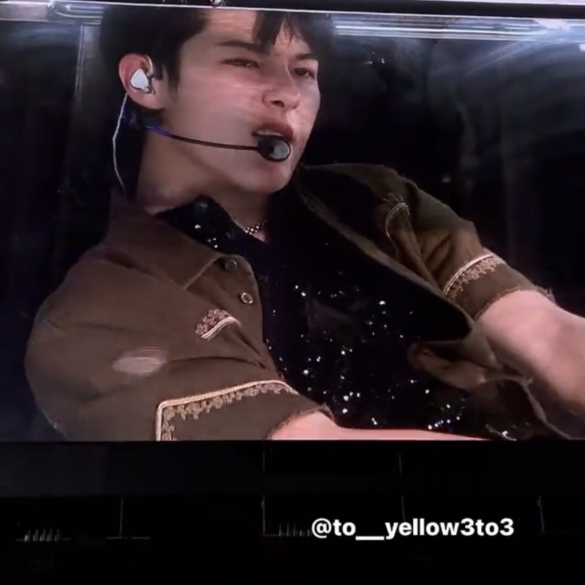 HRJVISUAL's tweet photo. He is so hot help me😵😵 https://t.co/PVmdUF9pwI