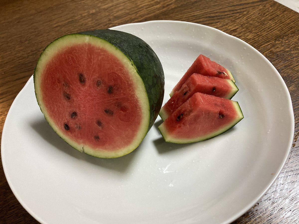 通りすがりに畑仕事のおばあちゃんに挨拶したら「これ小さいけど持っていくかね」
とお声がけいただいたので、即決で有り難く頂戴しました。
ちなみに初めてお会いした方です。
#ロハで頂き
#わらしべ的
#田舎あるある