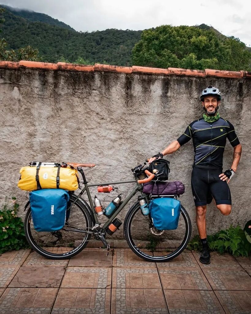 'Gostaria de agradecer a @thule por acreditar no meu projeto 💙 . Post para mostrar como fica a bike em várias etapas com e sem acessórios. . Somando todas as cicloviagens foram mais de 4.000km, somente nesta 1.800km. Todas utilizando o mesmo Bagagei… instagr.am/p/CiSJYN7M6BS/