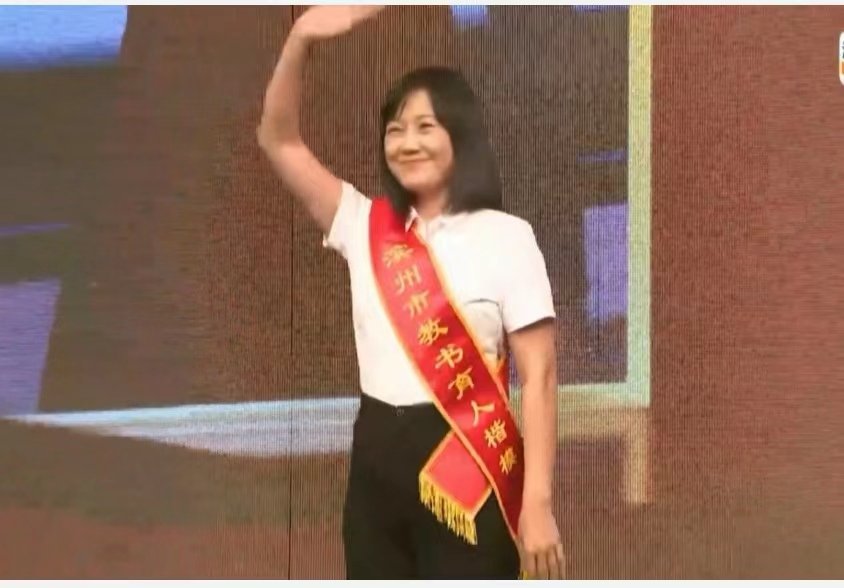 yangsuxi12's tweet photo. 教师颂（通韵）
杨素习

穿梭神圣百花园，培育英才上万千。
伏案更深评课业，执鞭任重授知言。
欣为蜡炬燃学府，甘做人梯立宝山。
三尺方田托众望，莘莘学��寄源泉。 https://t.co/hOXLcznDhD