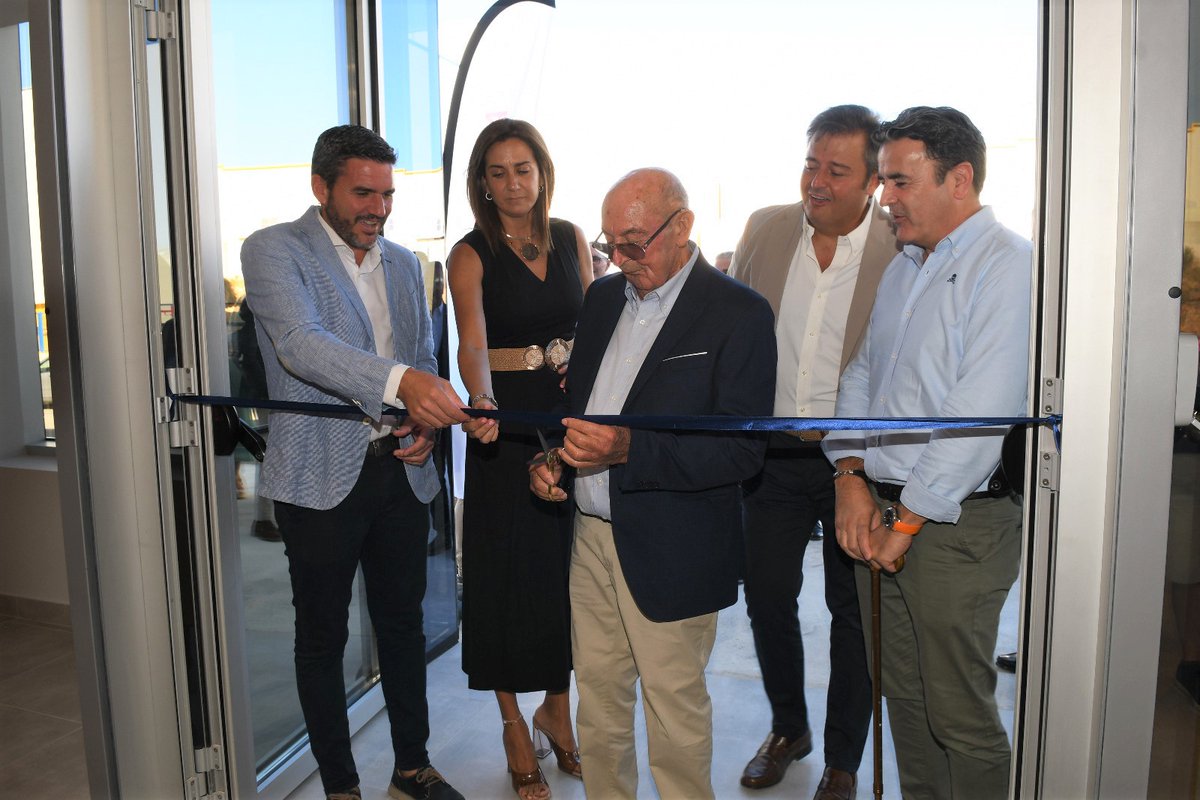 AytoArchena's tweet photo. La alcaldesa, @Patriciaflopez inaugura las nuevas instalaciones de @MoycaGrapesSL en #Archena🍇

Supone una inversión superior a los 12 millones de euros y la creación de 400 puestos de trabajo.

La empresa tiene previsto llegar a 1.200 puestos de trabajo en los próximos meses. https://t.co/161TkMgdJ7