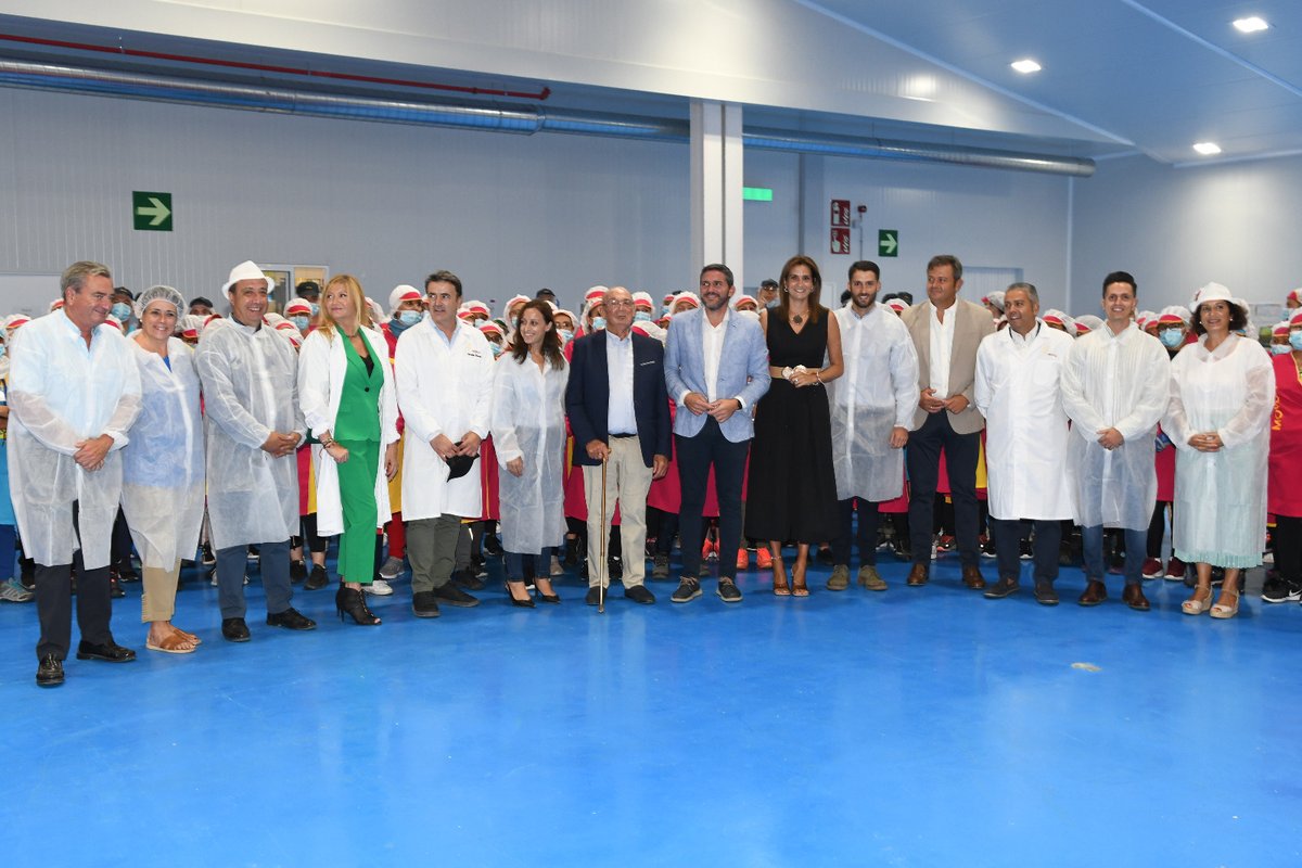 AytoArchena's tweet photo. La alcaldesa, @Patriciaflopez inaugura las nuevas instalaciones de @MoycaGrapesSL en #Archena🍇

Supone una inversión superior a los 12 millones de euros y la creación de 400 puestos de trabajo.

La empresa tiene previsto llegar a 1.200 puestos de trabajo en los próximos meses. https://t.co/161TkMgdJ7