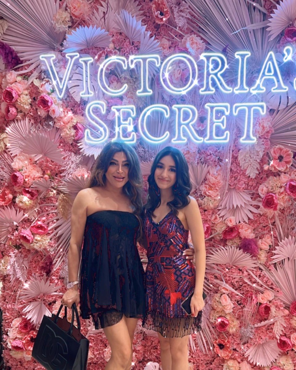 OjasRajani's tweet photo. Super quick and natural makeover of Komal Ved and her daughter for the @victoriassecretindia store preview event at @palladium
Hair & Makeup: @OjasRajani
#ojasrajani #ojasrajaniacademy #mumbaimakeupacademy #event #eventparty #launchevent #exclusiveparty #launch #victoriasecret https://t.co/f8PckJiAUO