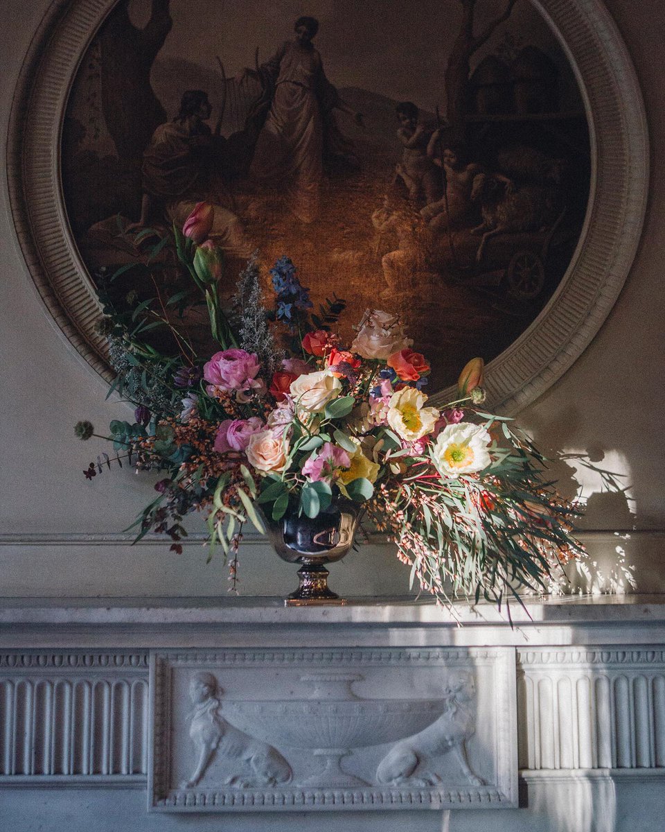 When the promise is forever, today can’t come soon enough. 🤍 Wishing you all the best wedding day vibes, brides and grooms. 

This arrangement is everything. 🌸 Tell me— do you prefer your wedding florals tight and focused—or untamed and wild? 
#LFMwai #HomeHouse #Londonweddings