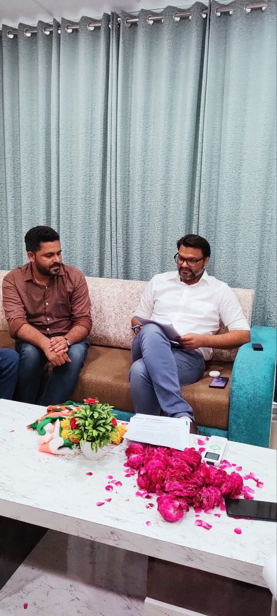 irabose11's tweet photo. स्कूल व्याख्याता भर्ती परीक्षा के फार्म री ओपन  करवाने के लिए मुख्यमंत्री के ओएसडी श्री लोकेश जी शर्मा साहब से आज कार्यकर्ताओं के साथ मुलाकात की
इस मुलाकात में माननीय शर्मा जी को यह भी बताया कि 2 वर्ष पूर्व यशस्वी मुख्यमंत्री जी ने आगामी भर्ती में उम्र में छूट देने का वादा किया । https://t.co/pEEFbzWss0
