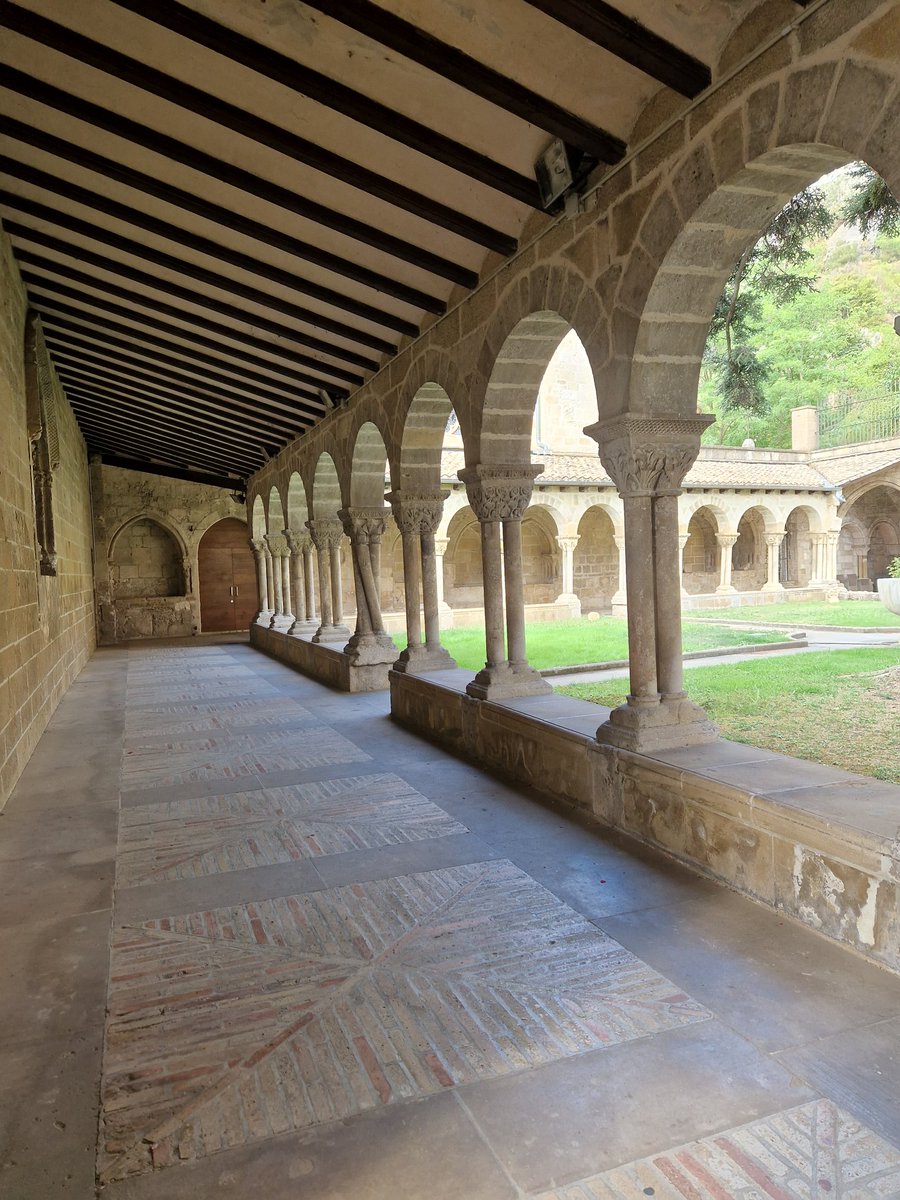 casaruralNavarr's tweet photo. ¿Has estado en #Estella y no conoces el claustro de la #iglesiaSanPedrodeLaRúa?

Un claustro del siglo xII espectacular,  a tan sólo 6 kms de nuestras #casasrurales.

¡ Fíjate en la columna torsa! https://t.co/EDi1U5K6U4