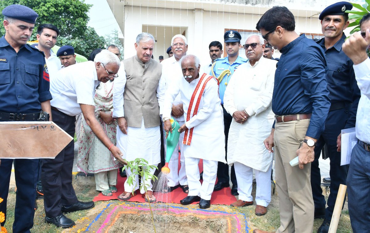 Dattatreya's tweet photo. Education is an important tool to address the problem of #poverty and #unemployment. Our universities should focus on equipping our students with technologies, skills and helping them develop an innovative bend of mind. 2/2 https://t.co/5TiTOXtqpV