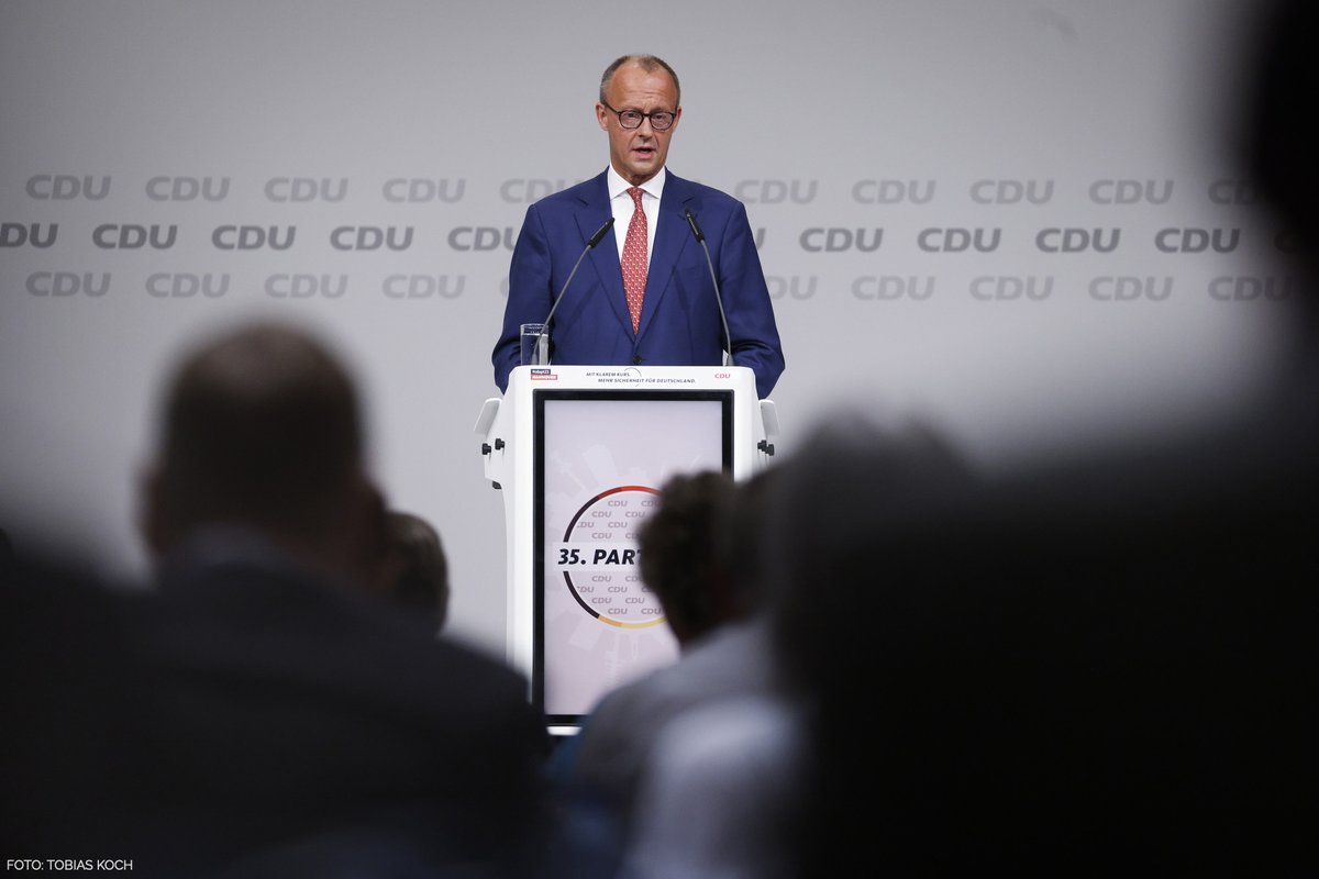 _FriedrichMerz's tweet photo. „Wir steuern möglicherweise auf eine massive Rezession zu. Und ausgerechnet in einer solch schwierigen Zeit leistet sich unser Land eine der schwächsten Bundesregierungen aller Zeiten. Wir sagen: Deutschland kann es besser! Deshalb ist dieser Parteitag so wichtig.“ (tm) #cdupt22 https://t.co/pq2GdDVJGe