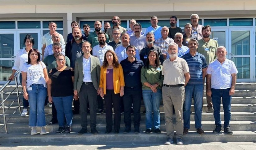 DBP_GenelMerkez's tweet photo. Li gel hevserokên me yên Giştî Salîha Aydenîz, Keskîn Bayindir, endamên PM’ê û parlamenteran, me doza Komploya Kobanê ya ku li Sîncanê pêk tê şopand. https://t.co/vpQlztV9ue