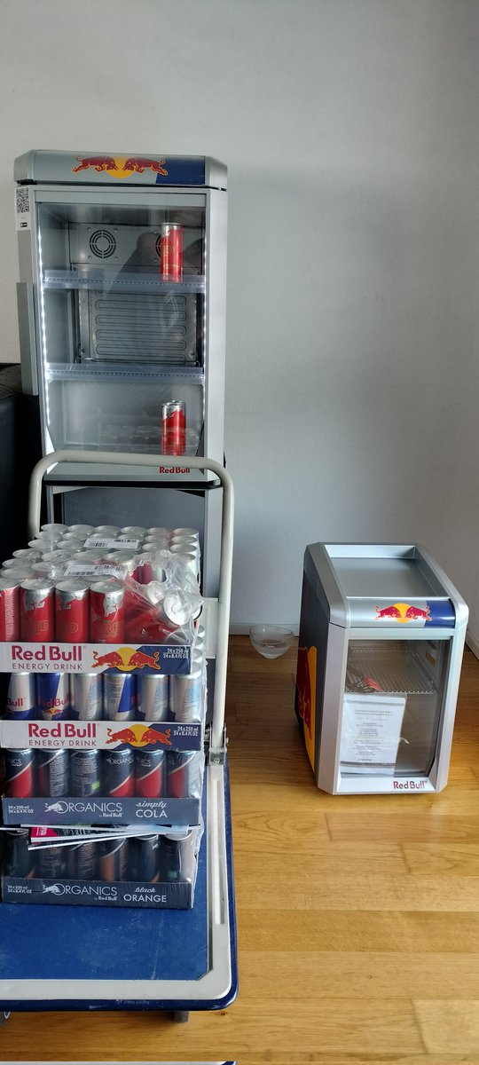 Notre frigo Red Bull a eu un enfant 😍

Merci <a href="/RedBullCH/">Red Bull Switzerland</a> surtout à Nicolas de chez Red Bull ❤️