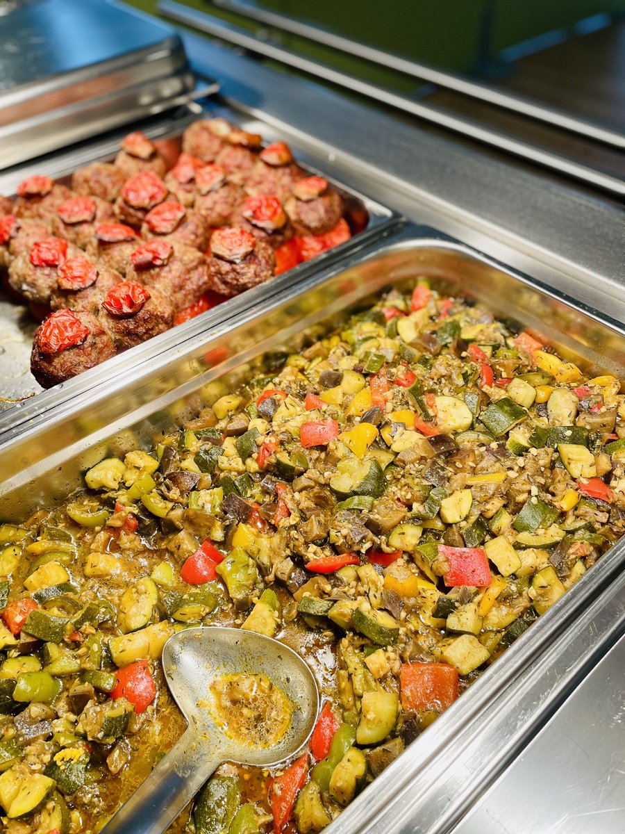 Mariecurie59230's tweet photo. Quelques photos du jour… au menu tomate farcie, poêlée de légumes et semoule aux épices douces, un régal 😋 #approlocal #departement59 #lenord https://t.co/xKW51xKBl2