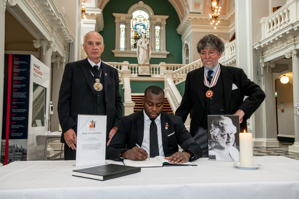The Mayor, Leader of the Council and Deputy Lieutenant, signed The Queen's book of condolence at Woolwich Town Hall this morning.

Details on books at The Eltham Centre, The Greenwich Centre, and Woolwich Town Hall are available on our website. 
royalgreenwich.gov.uk/queen-elizabeth