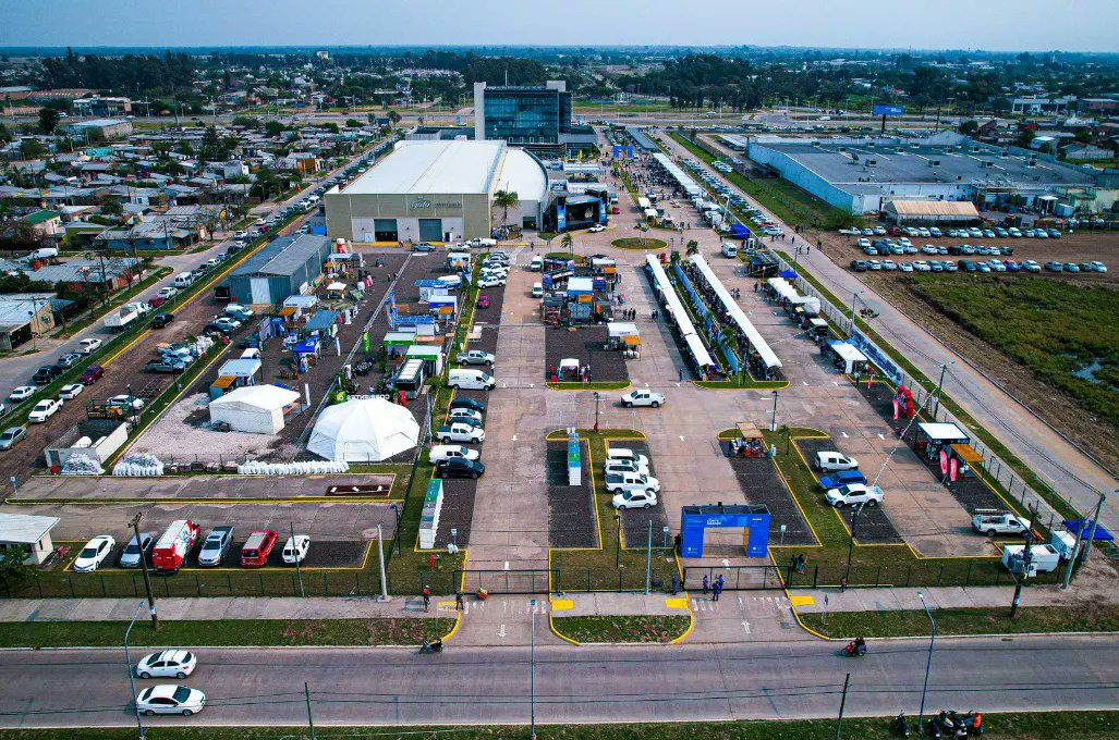 CamaraRcia's tweet photo. ¡Buenos días! 🙌 🇦🇷

Junto a autoridades y socios de la Cámara de Comercio de Resistencia estamos participando de  la #ExpoNorteGrande, que se desarrolla hasta el domingo, en el Centro de Convenciones Gala. https://t.co/nGj4NWQ7Xu