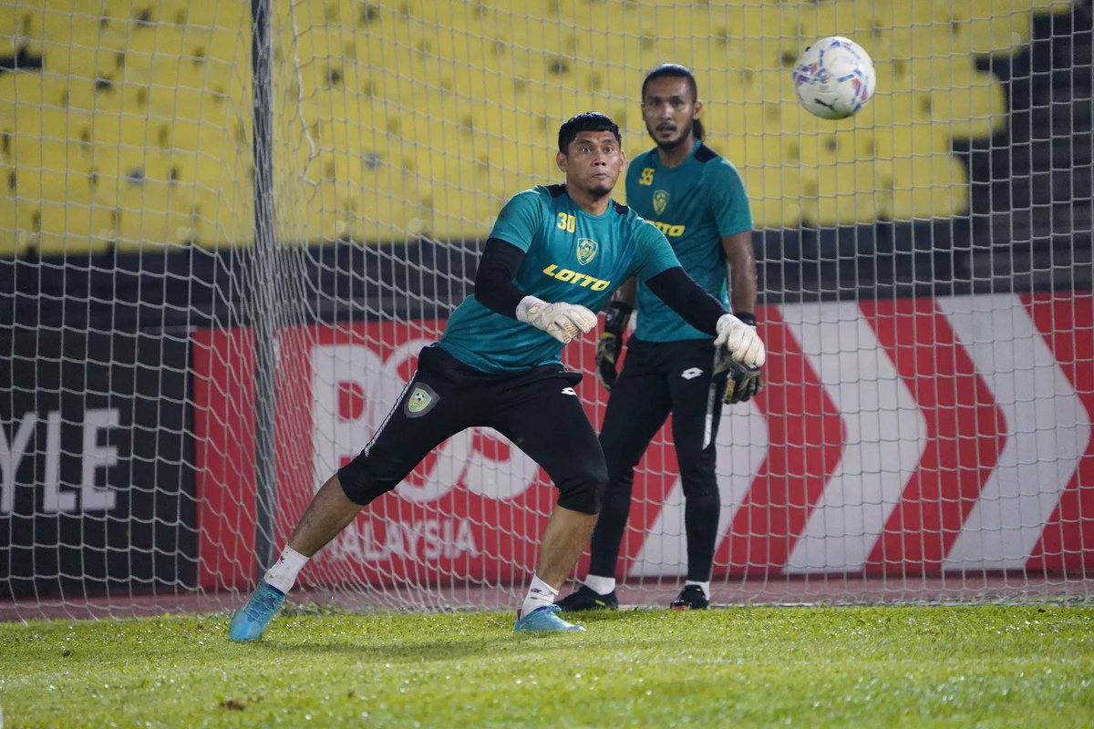 kda_fc's tweet photo. Sesi memanaskan badan pasukan. Sepakmula jam 8.15 malam.

#KDAFC #PulunKedahPulun #SangKenari #BiarJasaJadiKenangan #2022season #LS18 #MLUKDA https://t.co/HckGD86rY8