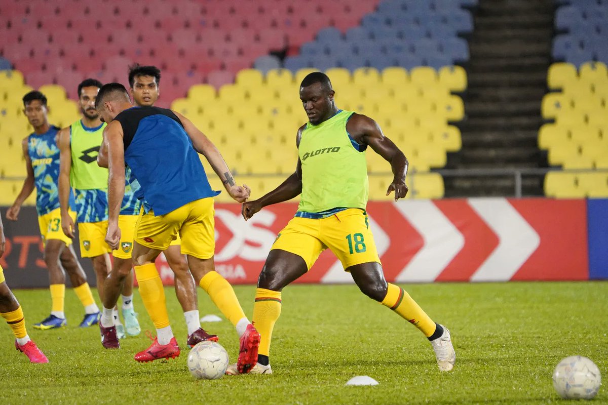 kda_fc's tweet photo. Sesi memanaskan badan pasukan. Sepakmula jam 8.15 malam.

#KDAFC #PulunKedahPulun #SangKenari #BiarJasaJadiKenangan #2022season #LS18 #MLUKDA https://t.co/HckGD86rY8