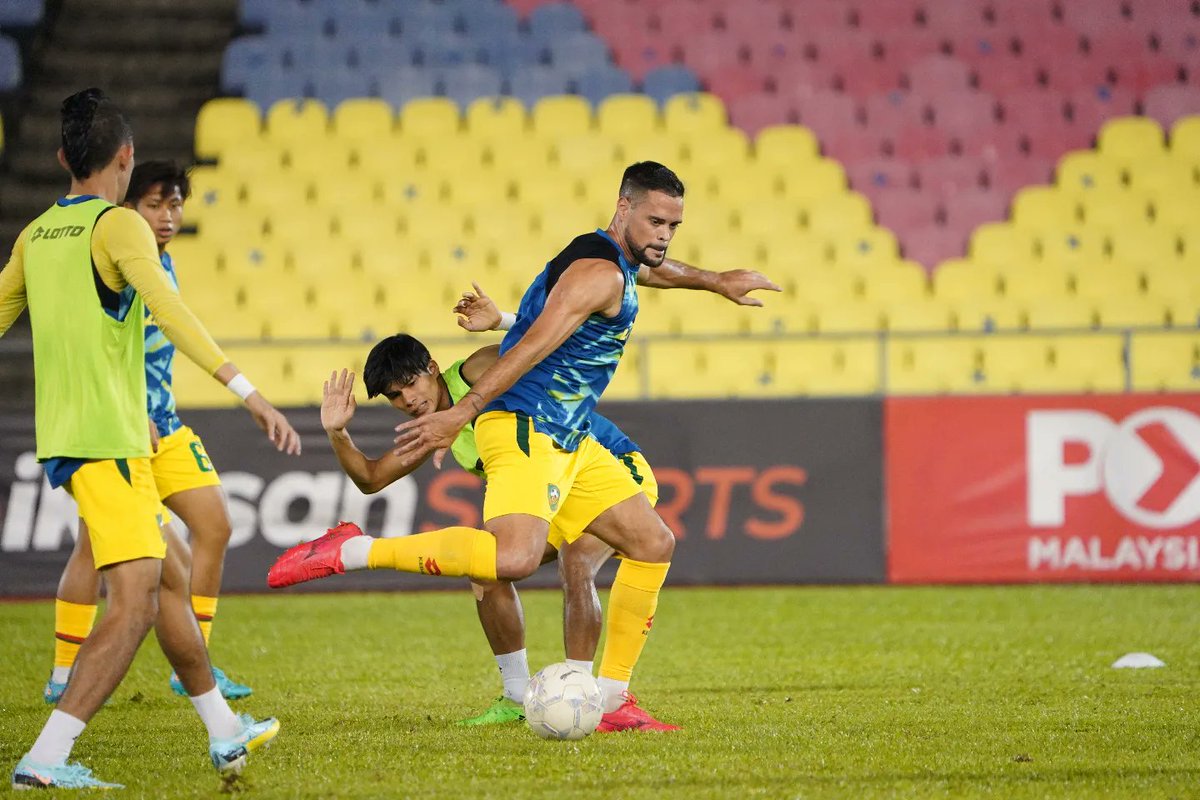 kda_fc's tweet photo. Sesi memanaskan badan pasukan. Sepakmula jam 8.15 malam.

#KDAFC #PulunKedahPulun #SangKenari #BiarJasaJadiKenangan #2022season #LS18 #MLUKDA https://t.co/HckGD86rY8